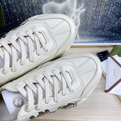 GG COUPLE TRAINER WHITE CALFSKIN WITH STRAWBERRY ICON