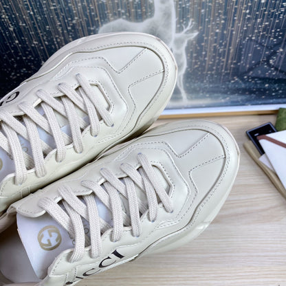 GG COUPLE TRAINER WHITE CALFSKIN WITH TWO CATS ICON