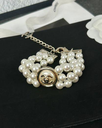 CC ROUND BUTTON RESIN BRACELET WITH THREE LAYERS OF PEARLS