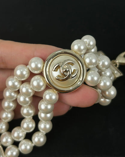 CC ROUND BUTTON RESIN BRACELET WITH THREE LAYERS OF PEARLS