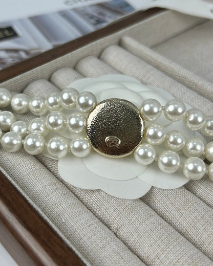CC ROUND BUTTON RESIN BRACELET WITH THREE LAYERS OF PEARLS