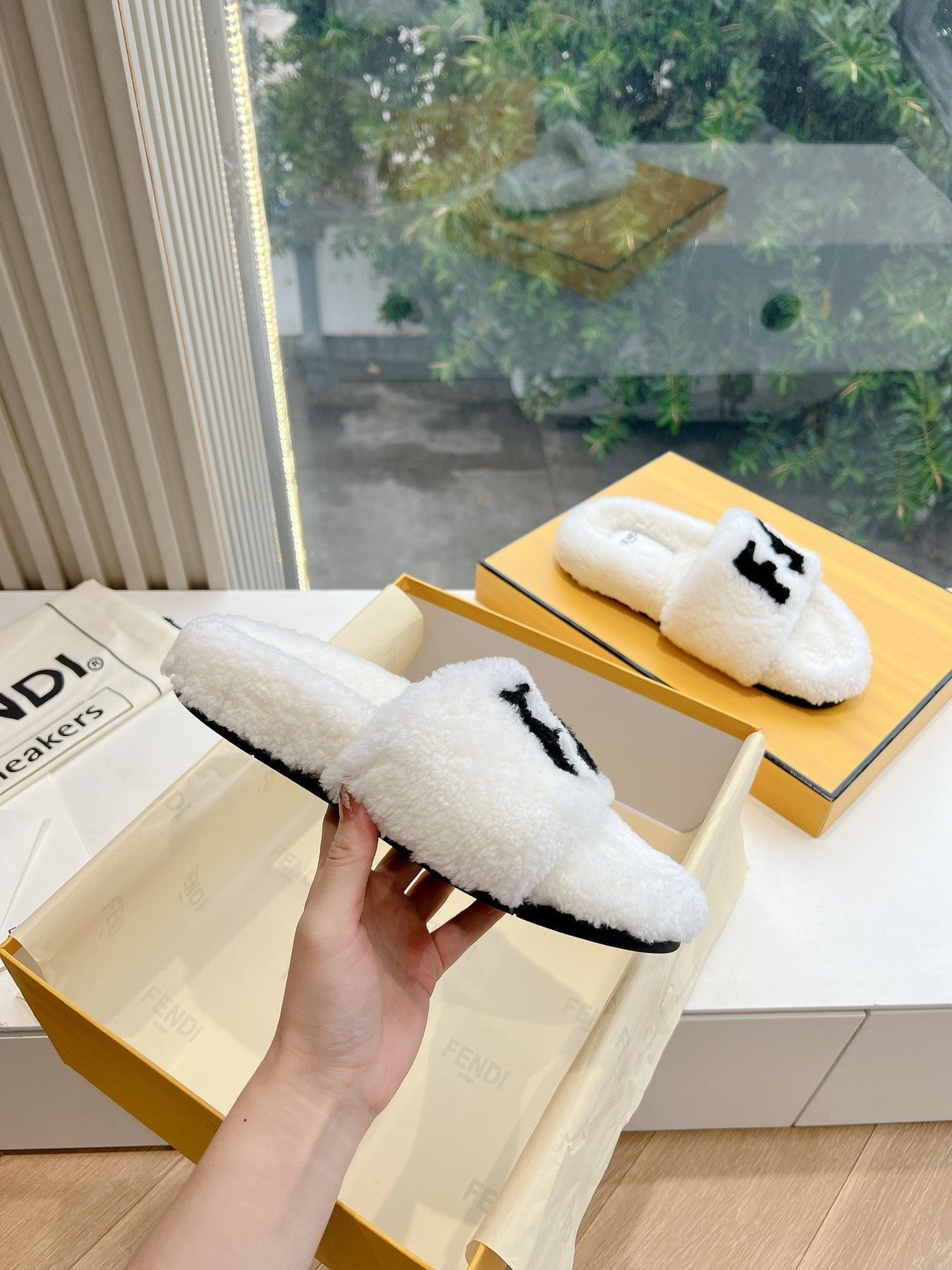 FLAT SLIDE IN WHITE FLEECE WITH BLACK LOGO