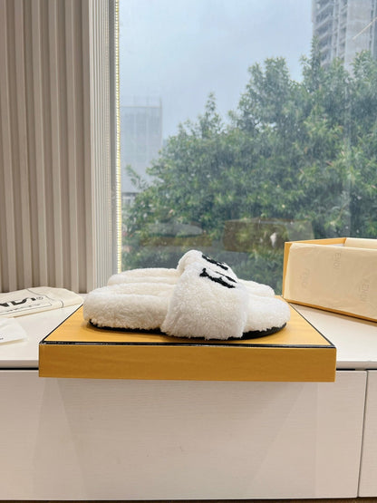 FLAT SLIDE IN WHITE FLEECE WITH BLACK LOGO