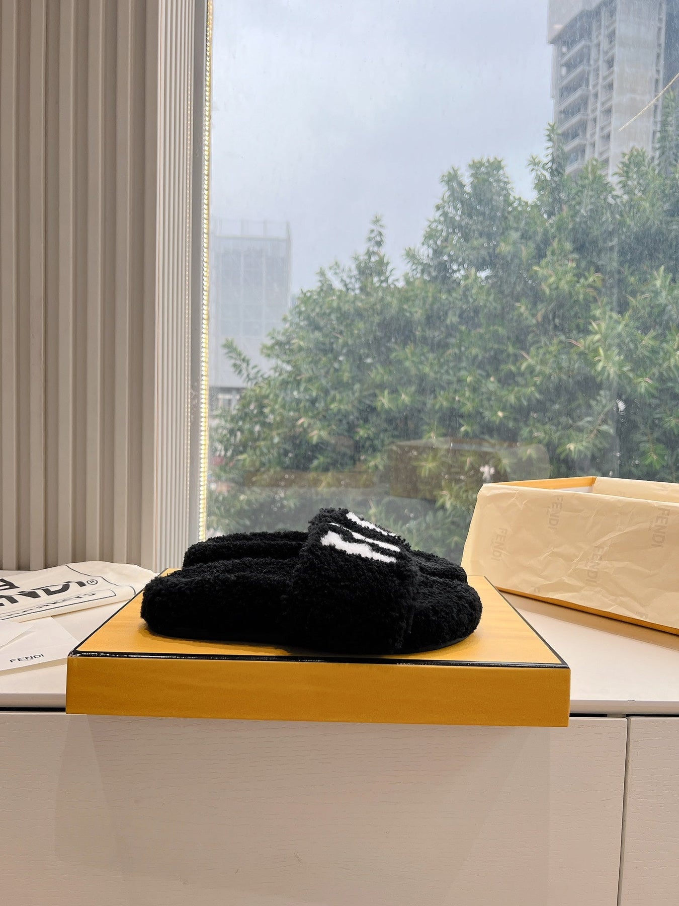 FLAT SLIDE IN BLACK FLEECE WITH WHITE LOGO