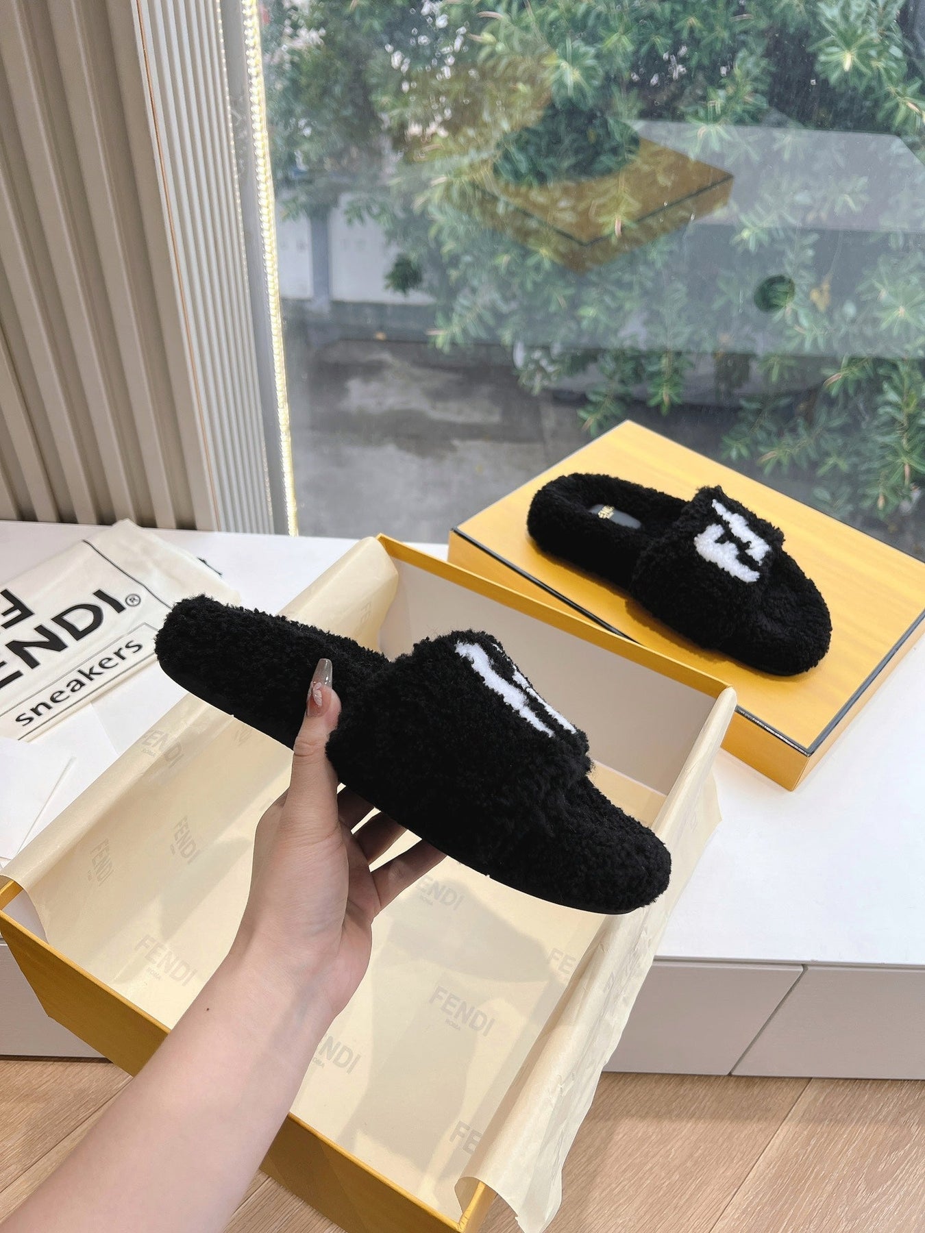 FLAT SLIDE IN BLACK FLEECE WITH WHITE LOGO
