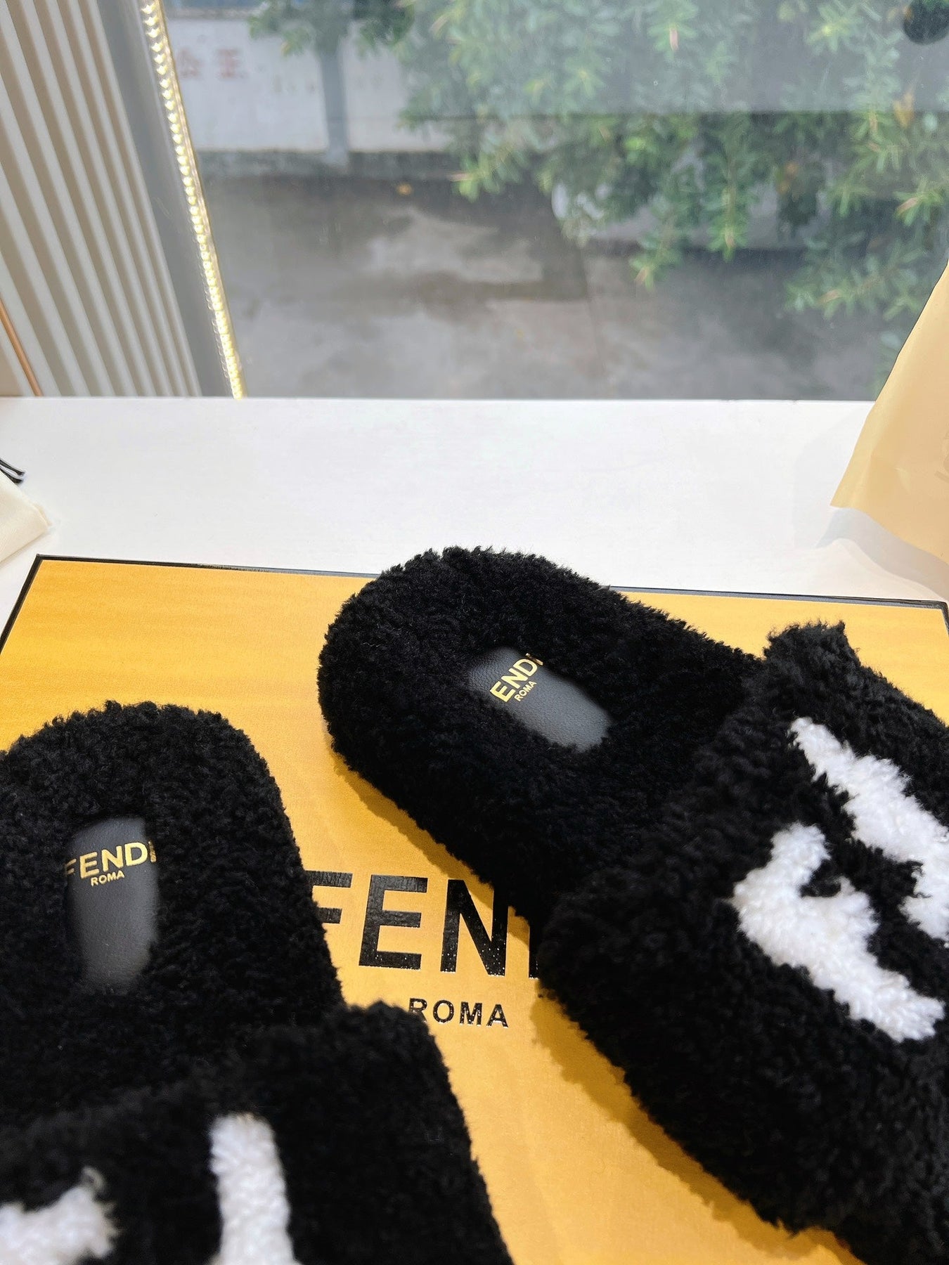 FLAT SLIDE IN BLACK FLEECE WITH WHITE LOGO