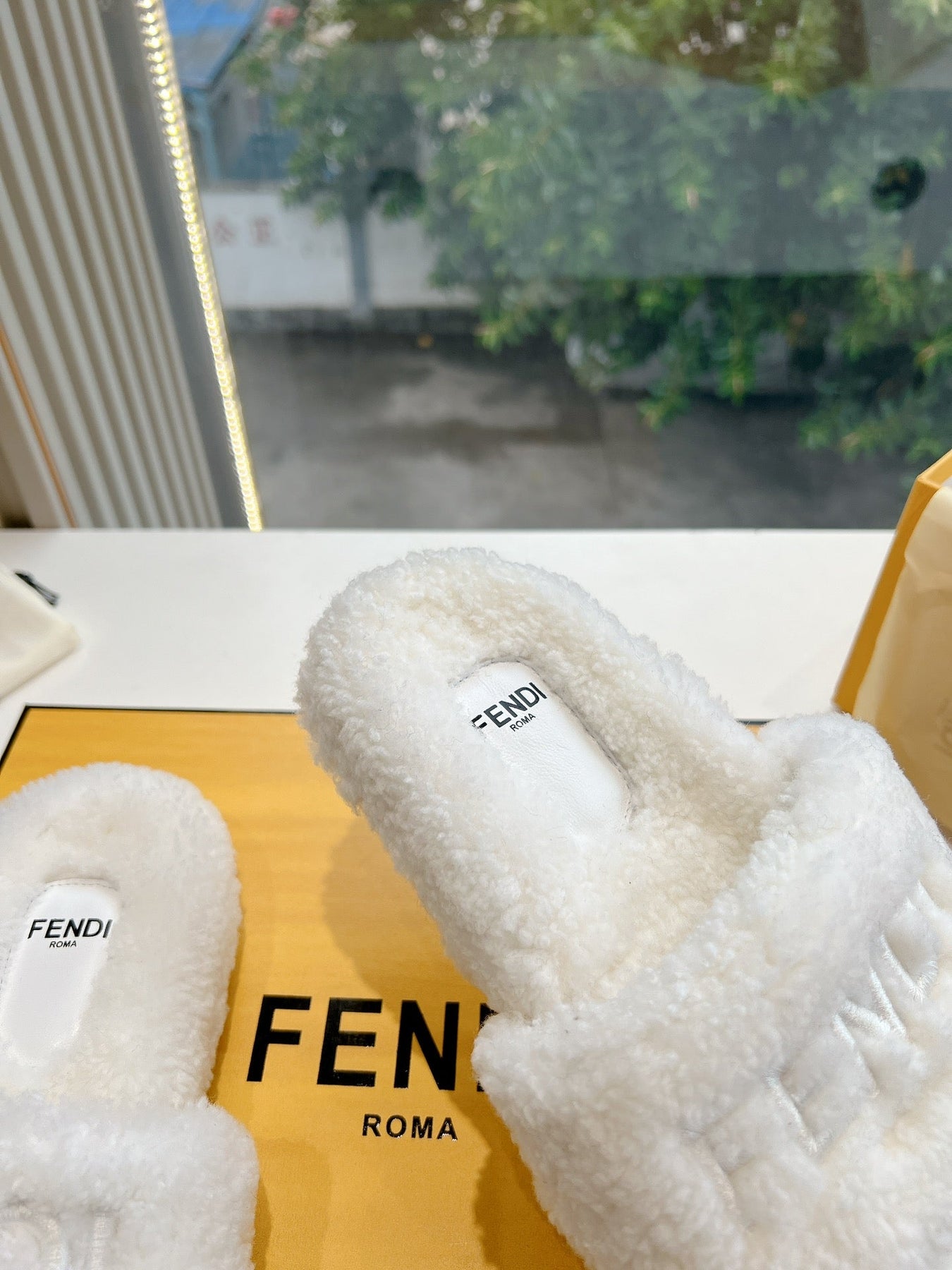 FLAT SLIDE IN WHITE FLEECE