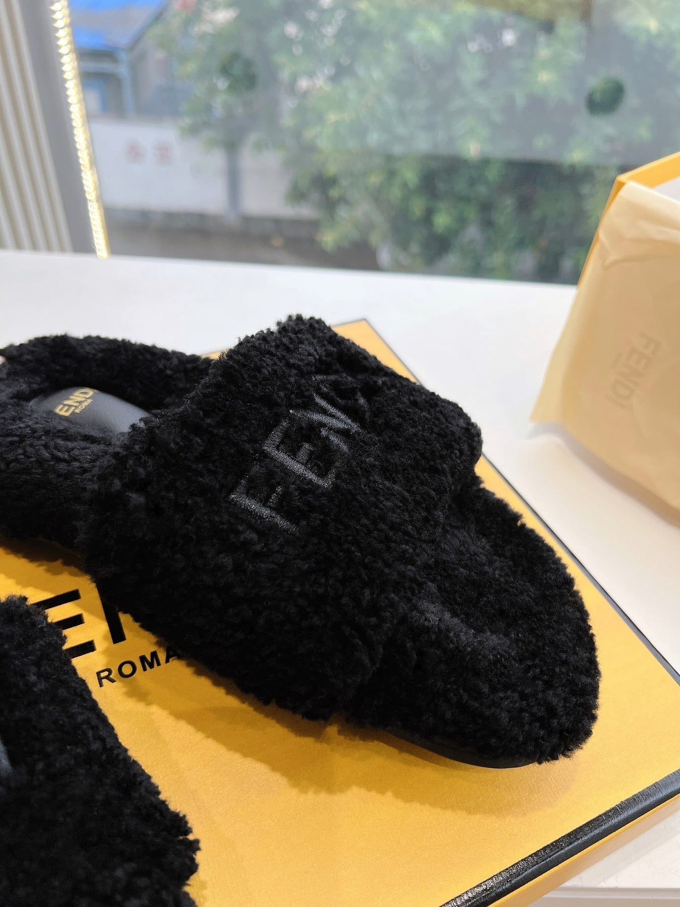 FLAT SLIDE IN BLACK FLEECE