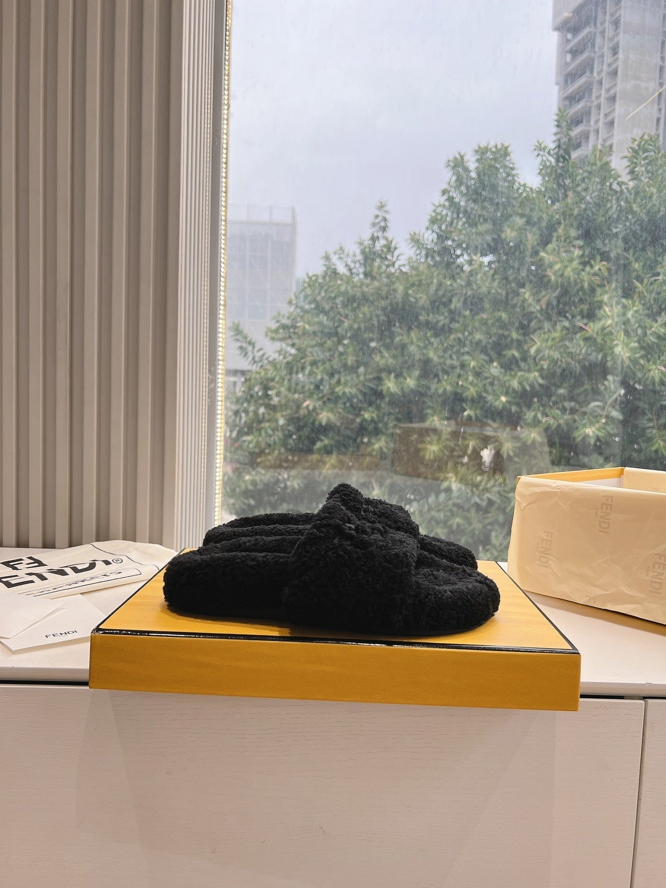 FLAT SLIDE IN BLACK FLEECE