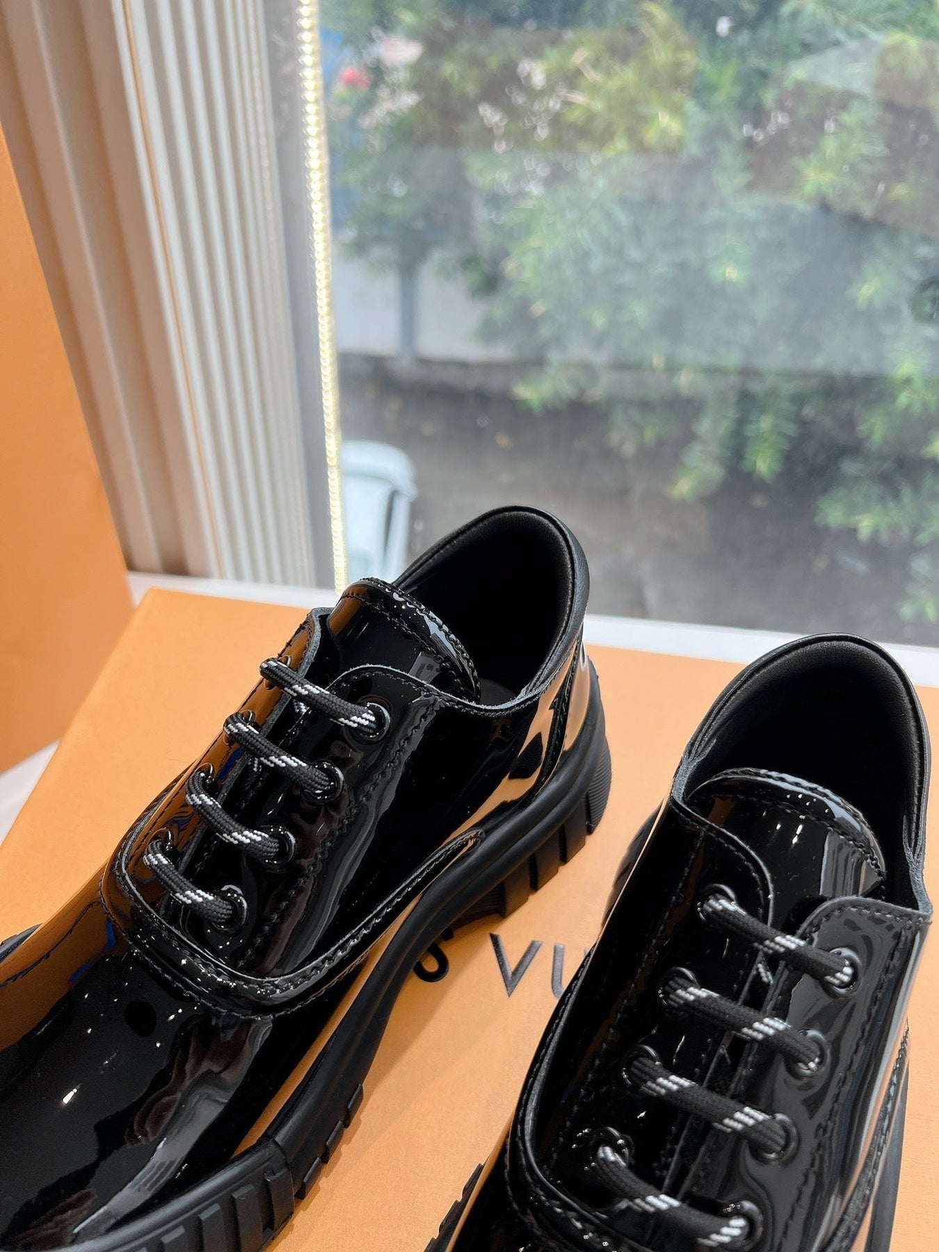 LV ARCHLIGHT SKATE SNEAKER IN BLACK GLOSSY CALFSKIN