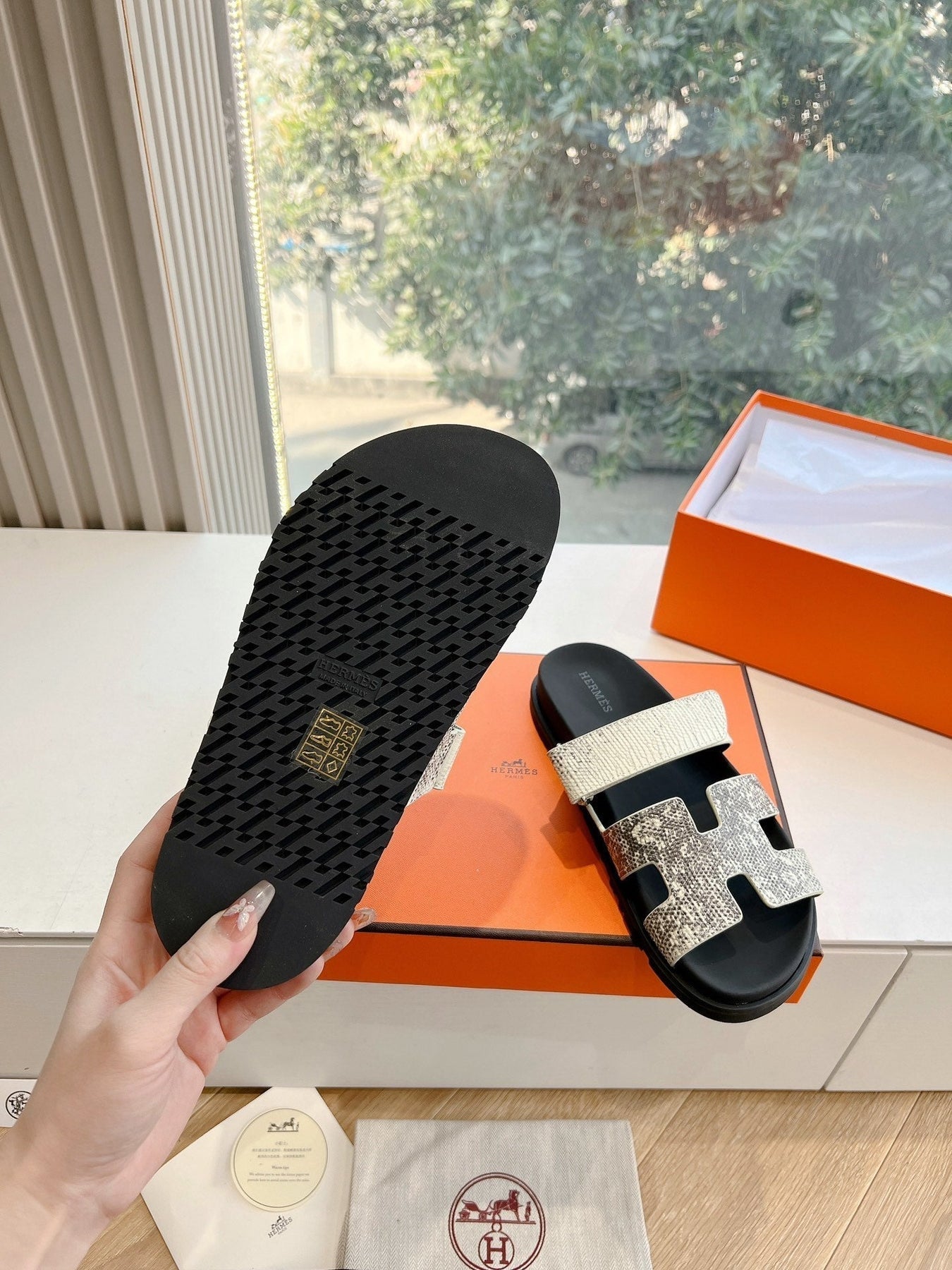 CHYPRE SANDAL IN WHITE MIX BLACK LIZARD SKIN