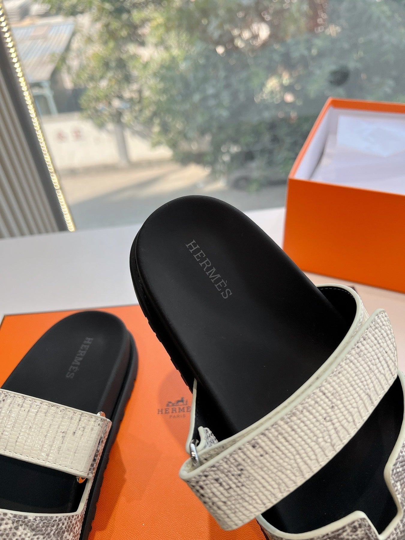 CHYPRE SANDAL IN WHITE MIX BLACK LIZARD SKIN