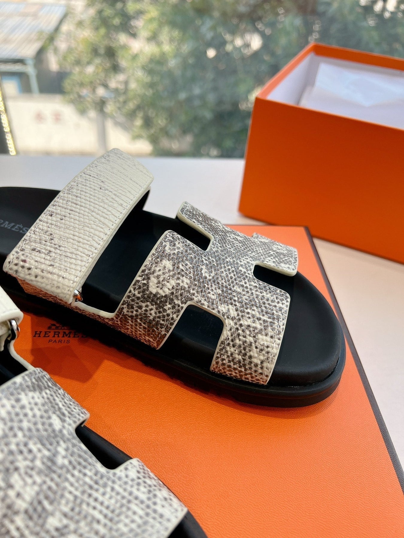 CHYPRE SANDAL IN WHITE MIX BLACK LIZARD SKIN