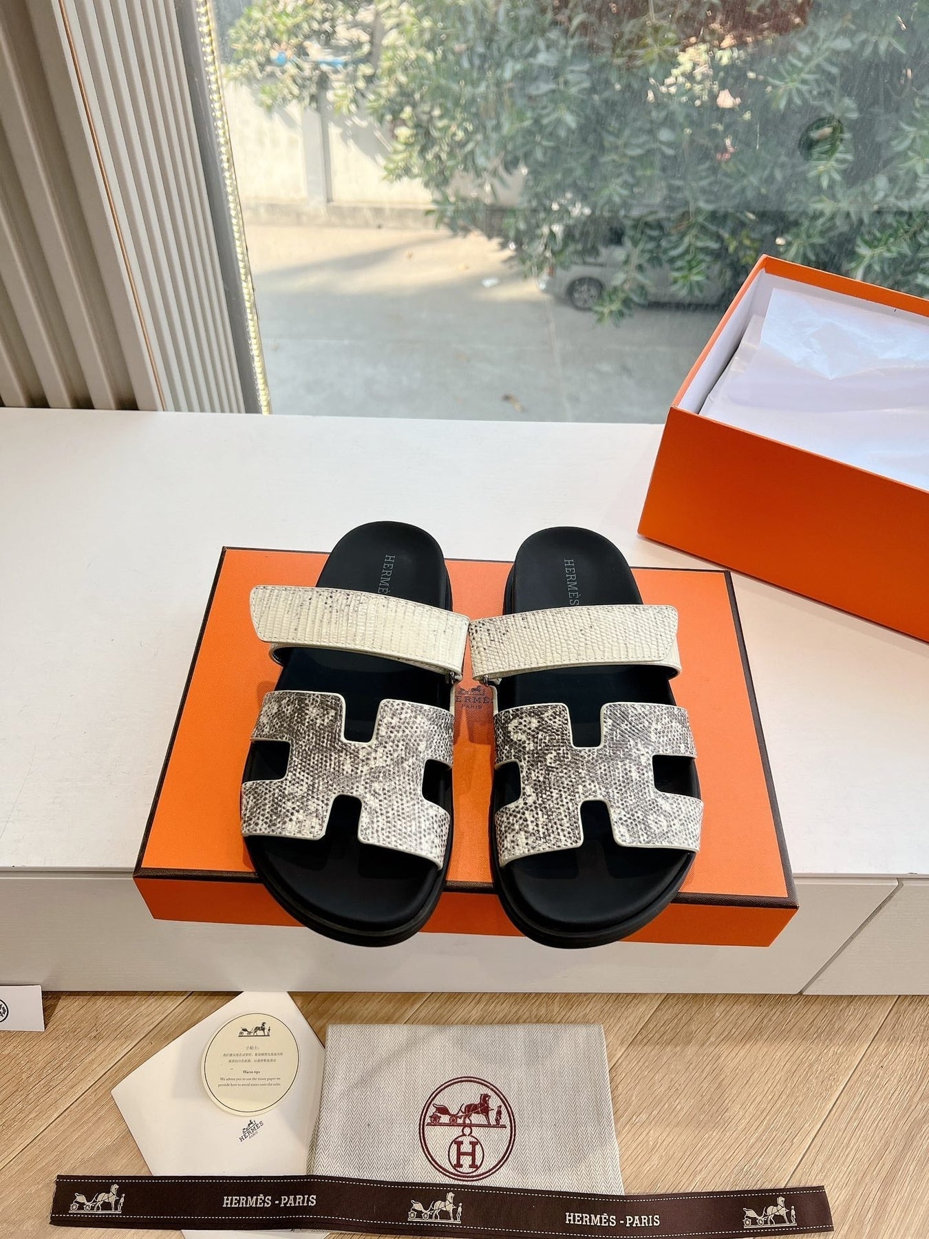 CHYPRE SANDAL IN WHITE MIX BLACK LIZARD SKIN