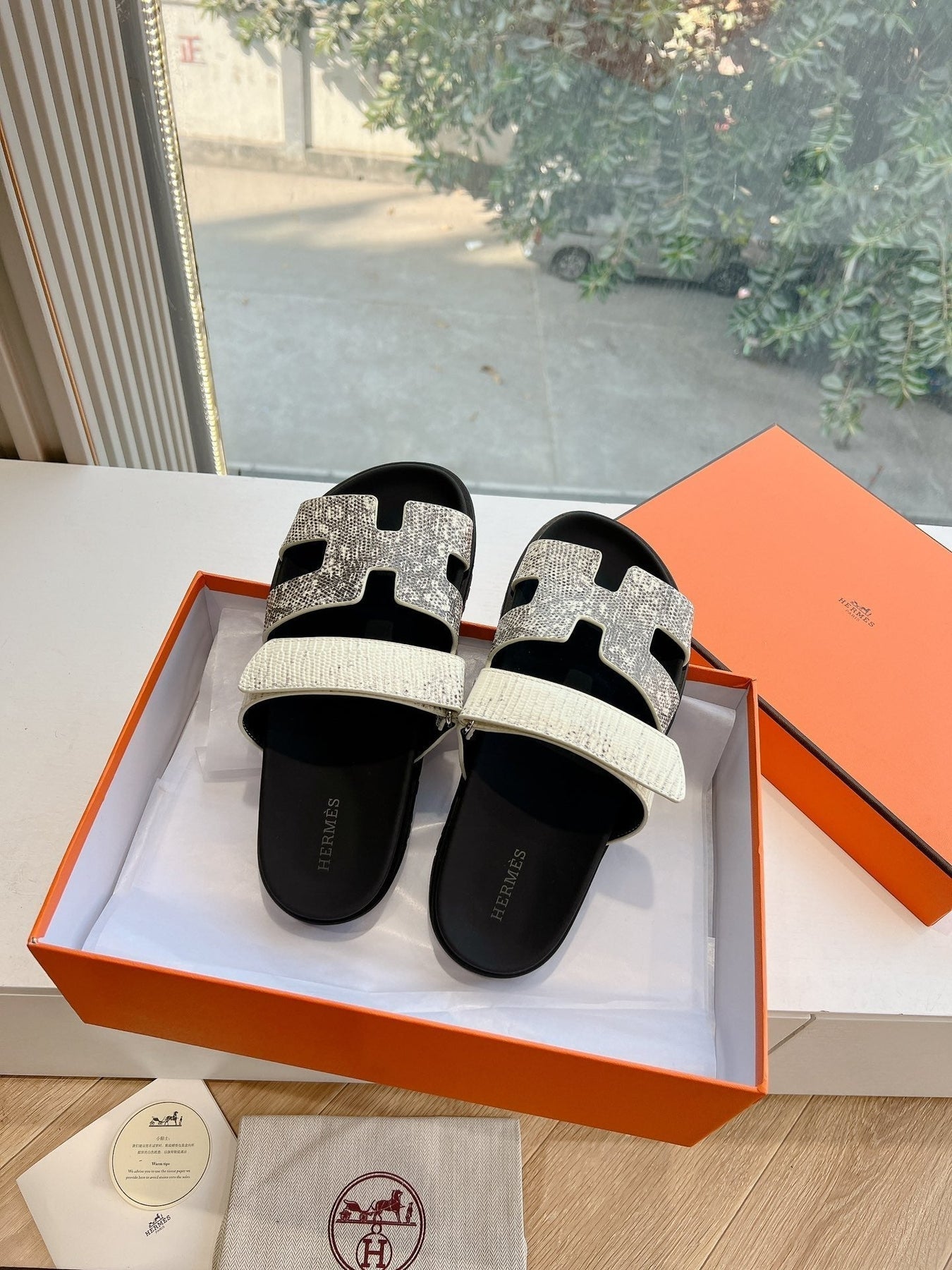 CHYPRE SANDAL IN WHITE MIX BLACK LIZARD SKIN