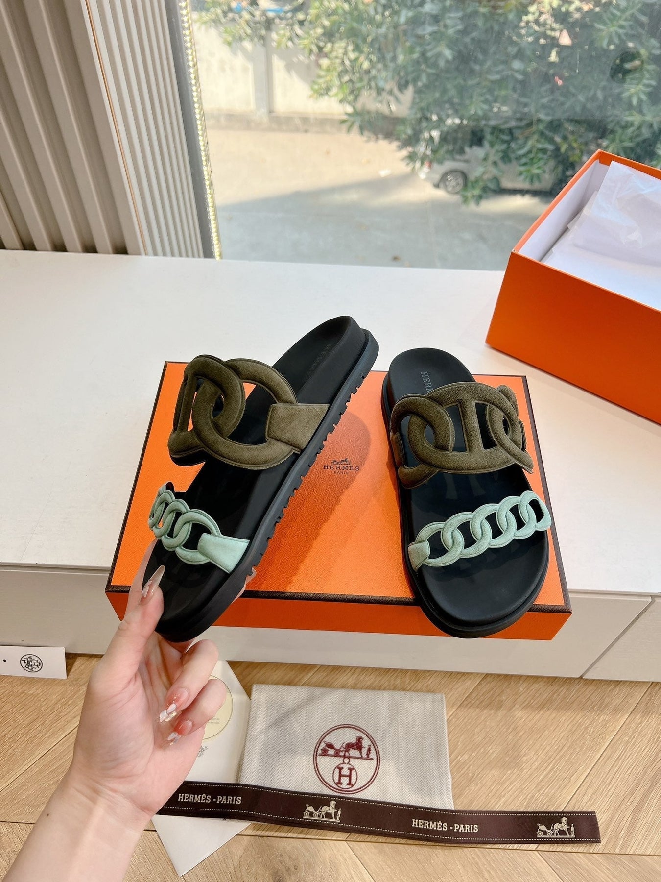 EXTRA SANDAL IN ARMY GREEN MIX ELECTRIC BLUE CALFSKIN