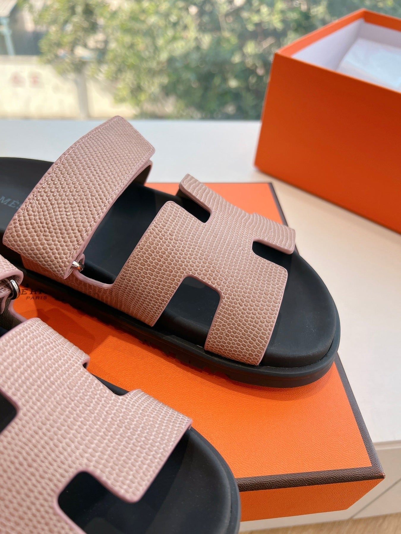 CHYPRE SANDAL IN PEACH PINK SHINY GRAINED CALFSKIN