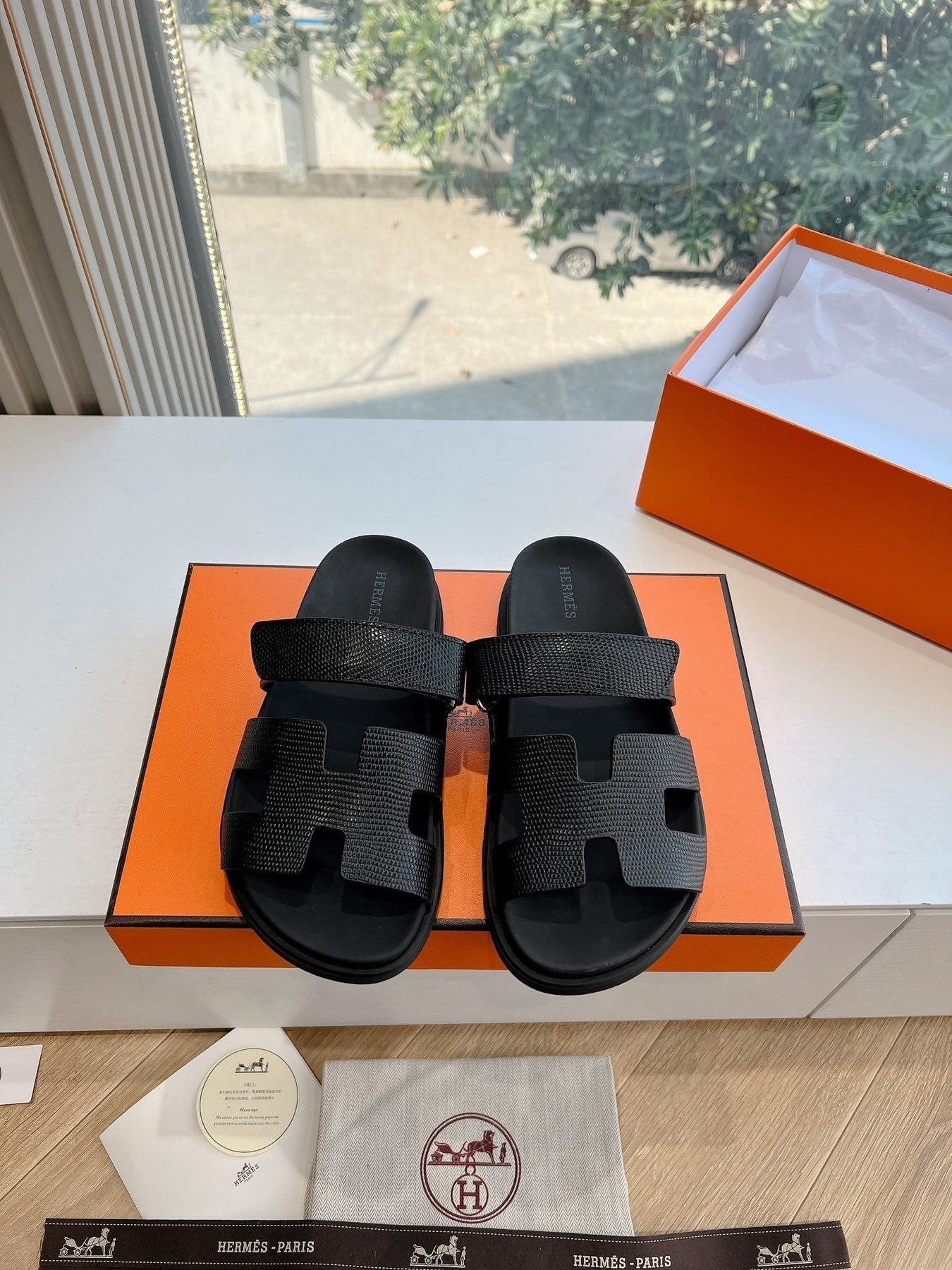 CHYPRE SANDAL IN BLACK SHINY GRAINED CALFSKIN