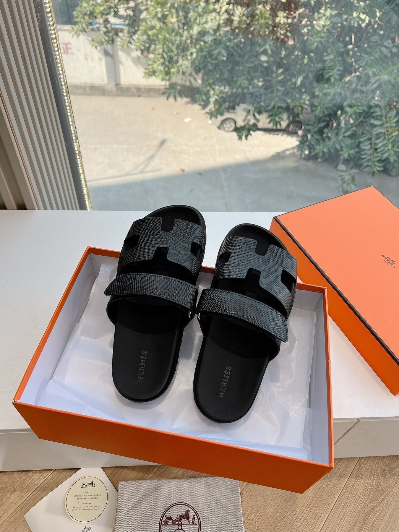 CHYPRE SANDAL IN BLACK SHINY GRAINED CALFSKIN