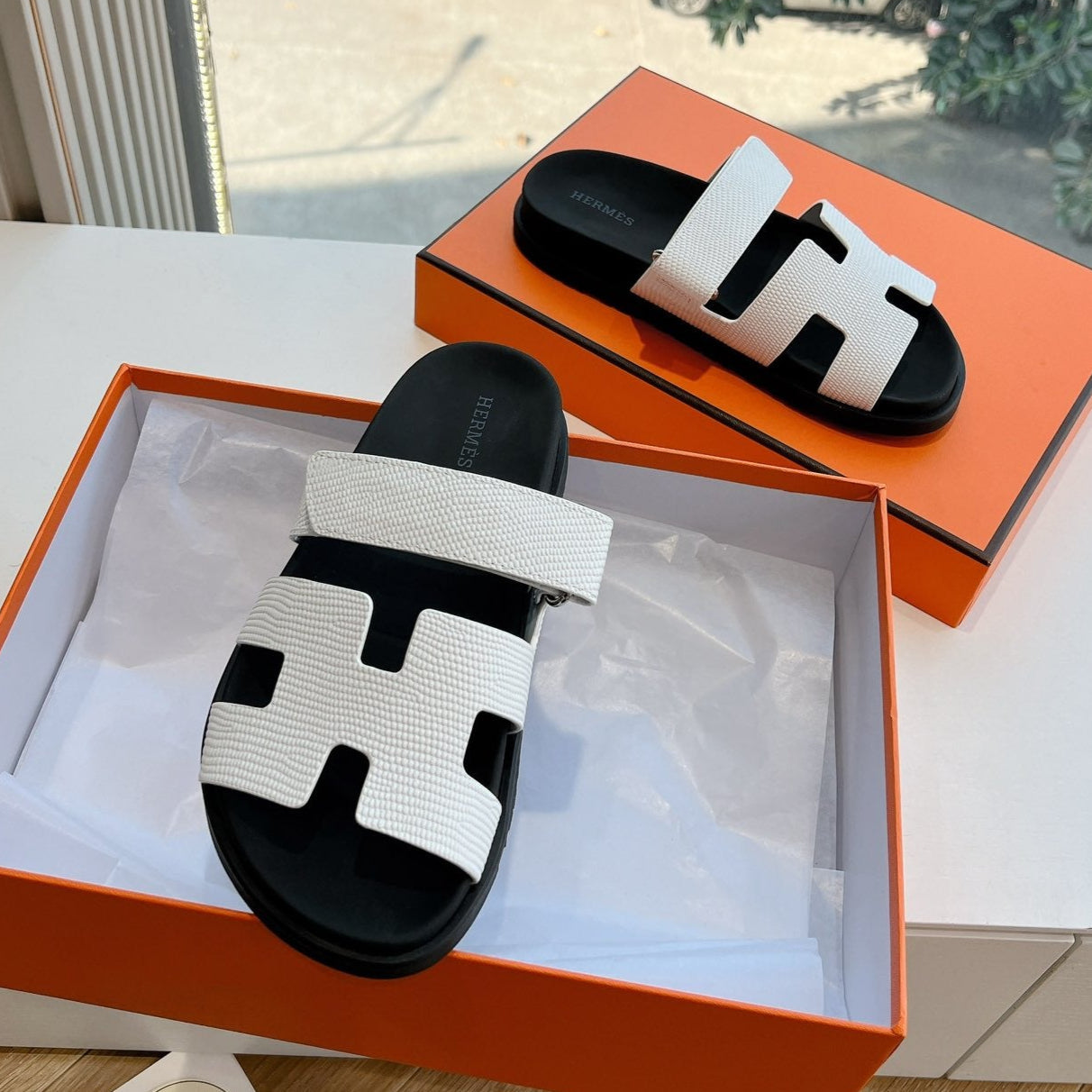 CHYPRE SANDAL IN WHITE SHINY GRAINED CALFSKIN