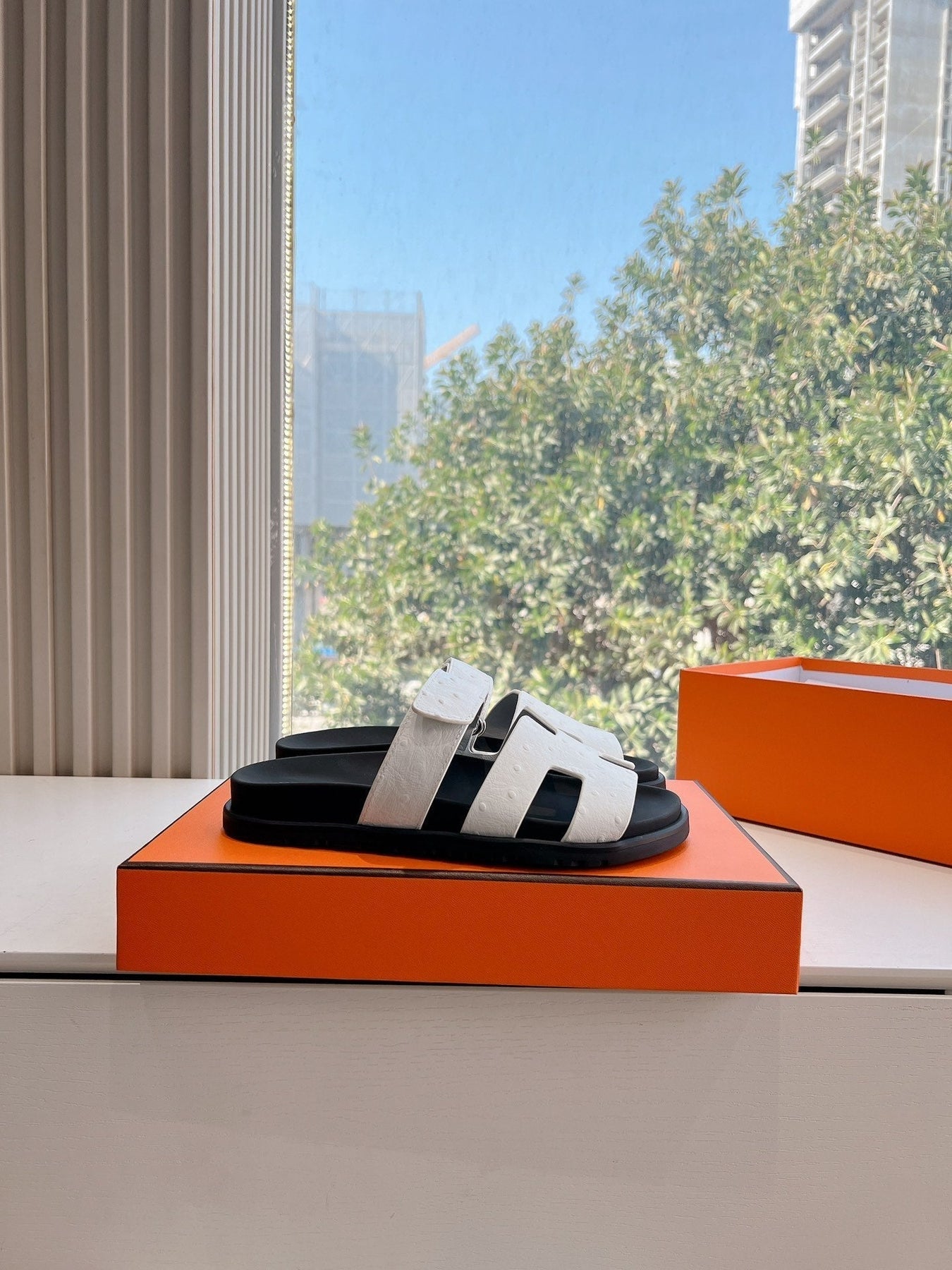 CHYPRE SANDAL IN WHITE GRAINED CALFSKIN