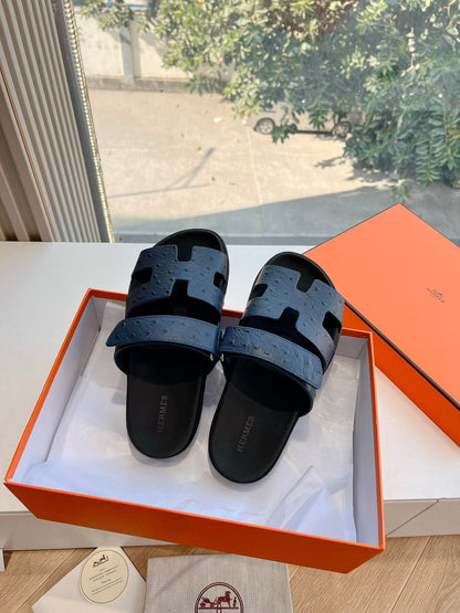 CHYPRE SANDAL IN BLACK GRAINED CALFSKIN