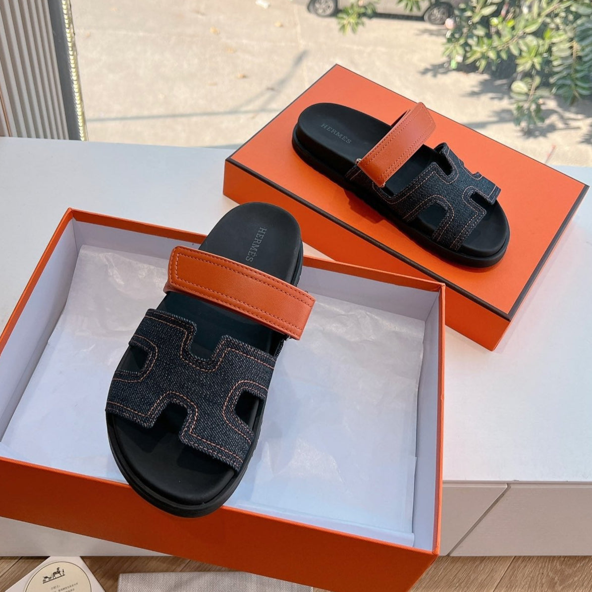 CHYPRE SANDAL IN BLACK DENIM AND VIVID ORANGE CALFSKIN