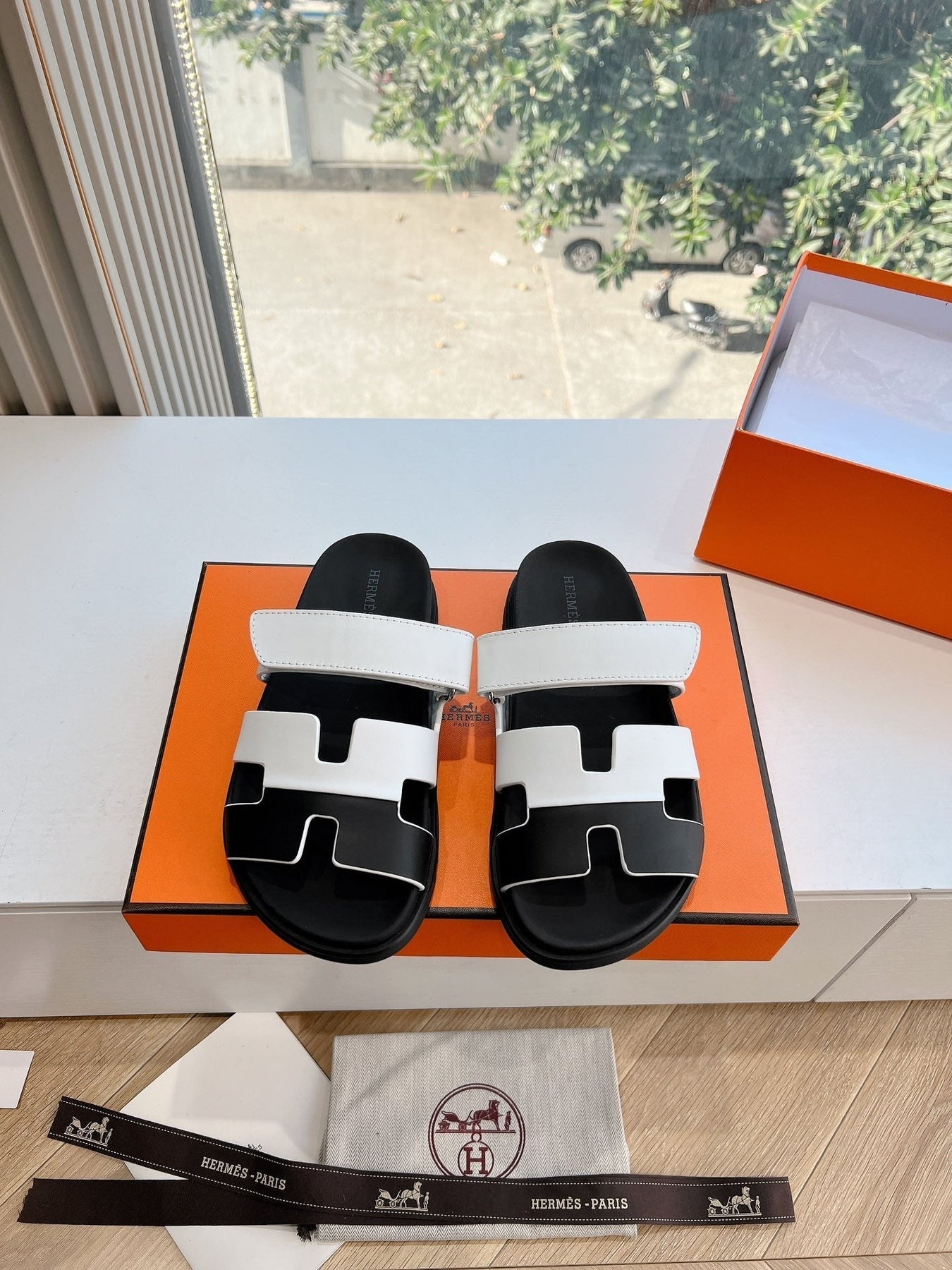 CHYPRE SANDAL IN WHITE MIX BLACK CALFSKIN