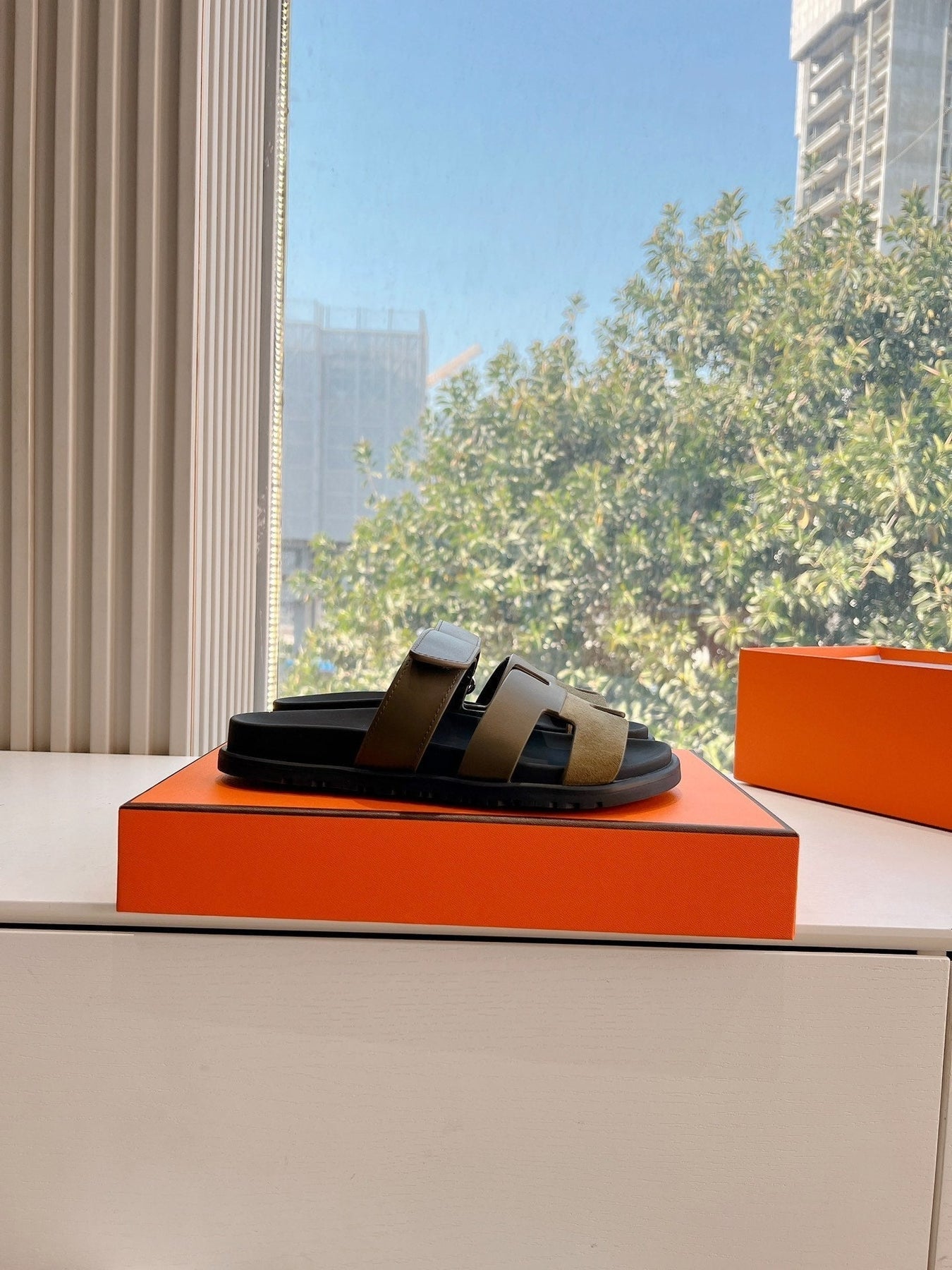 CHYPRE SANDAL IN ARMY GREEN SUEDE AND CALFSKIN