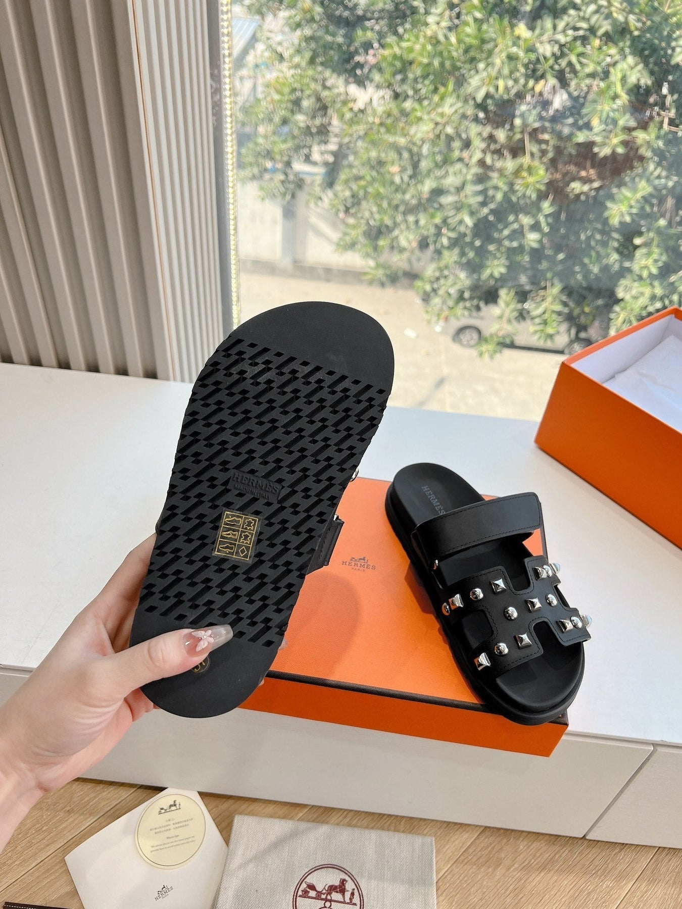 CHYPRE SANDAL IN BLACK CALFSKIN WITH STUDS