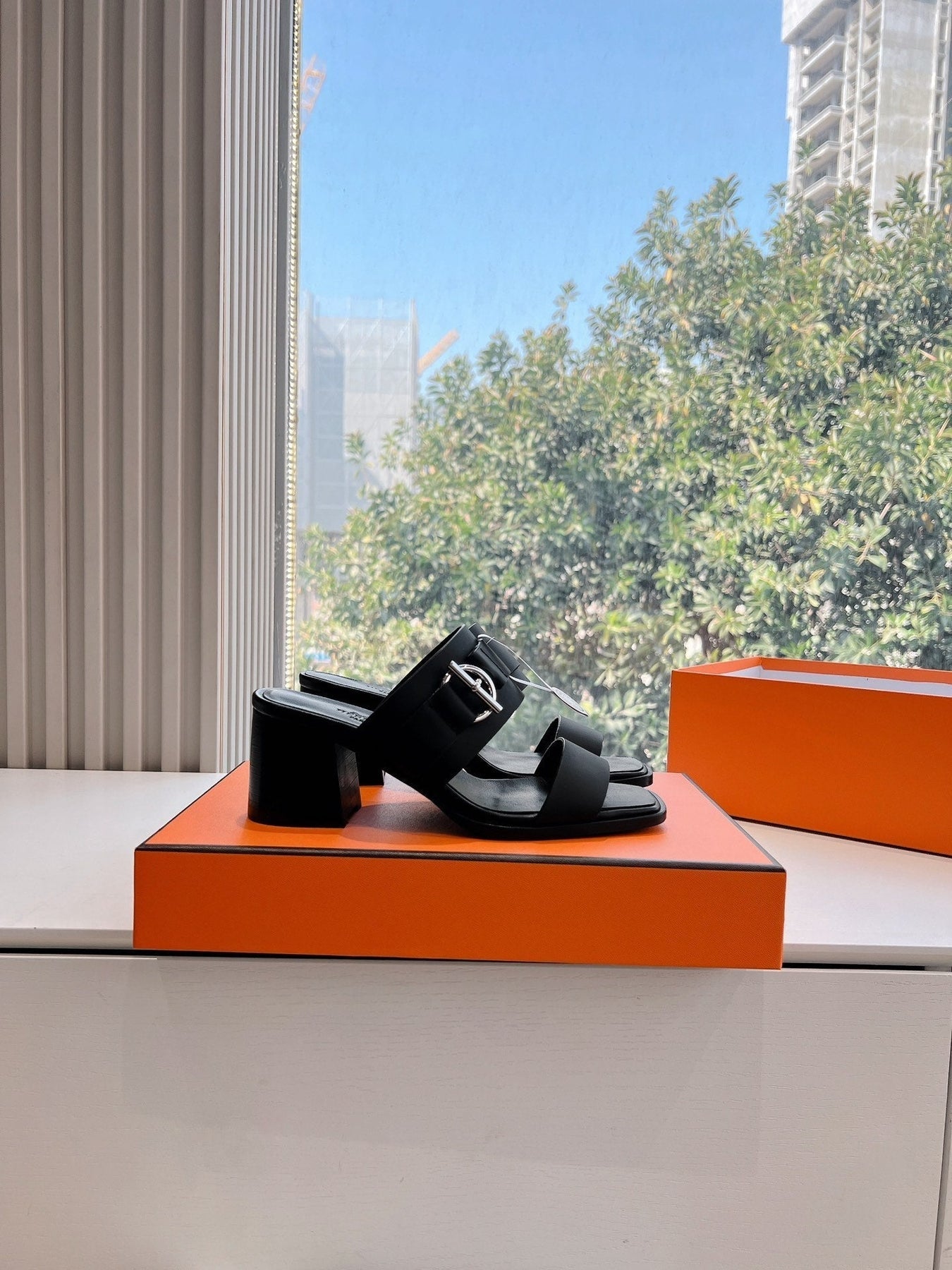 KUTE 60 SANDAL IN BLACK CALFSKIN