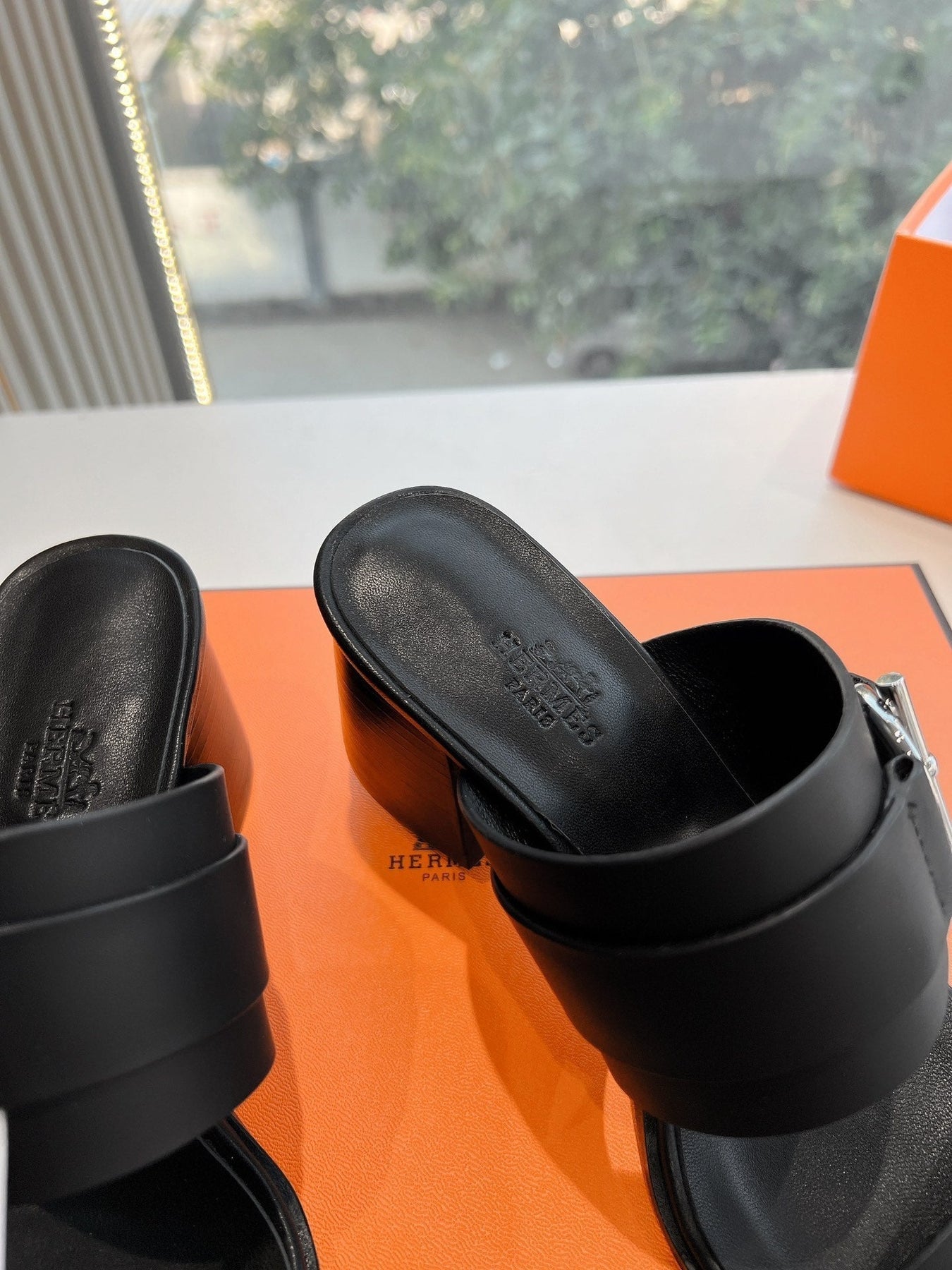 KUTE 60 SANDAL IN BLACK CALFSKIN