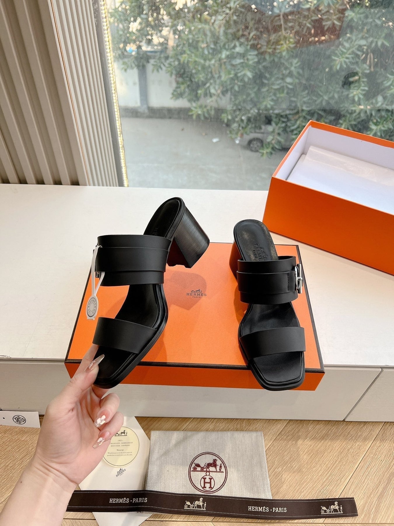 KUTE 60 SANDAL IN BLACK CALFSKIN