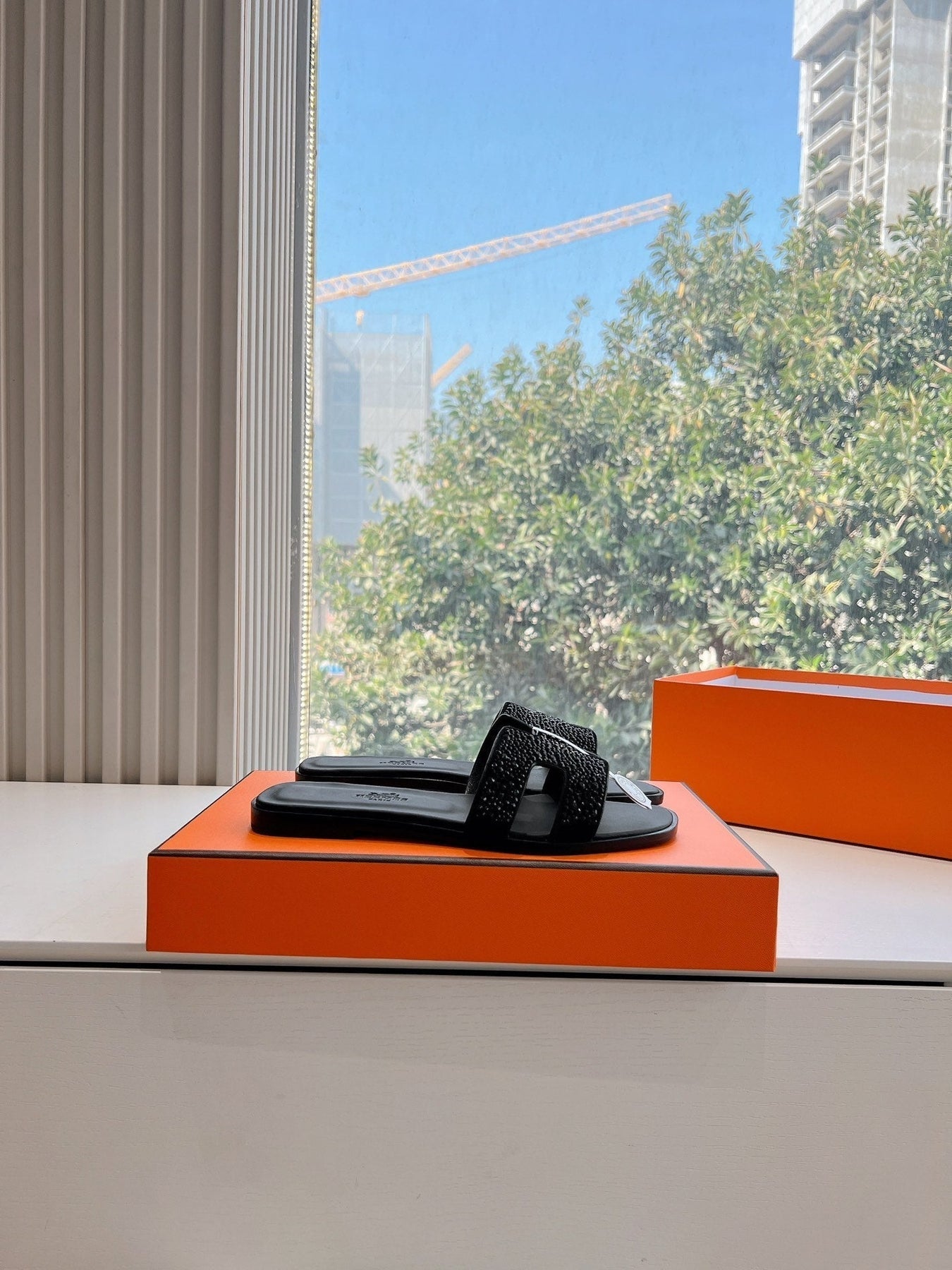 0RAN SLIDE IN BLACK CALFSKIN WITH CRYSTALS