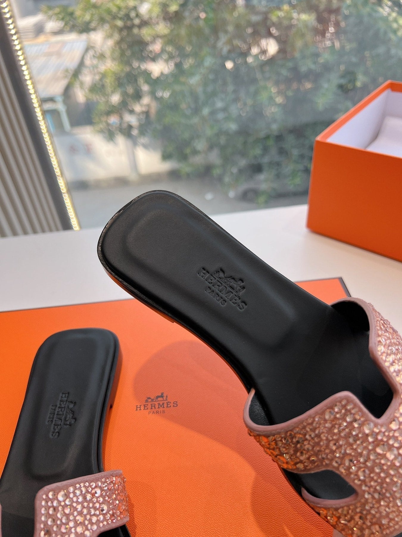 0RAN SLIDE IN PENNY BROWN CALFSKIN WITH CRYSTALS