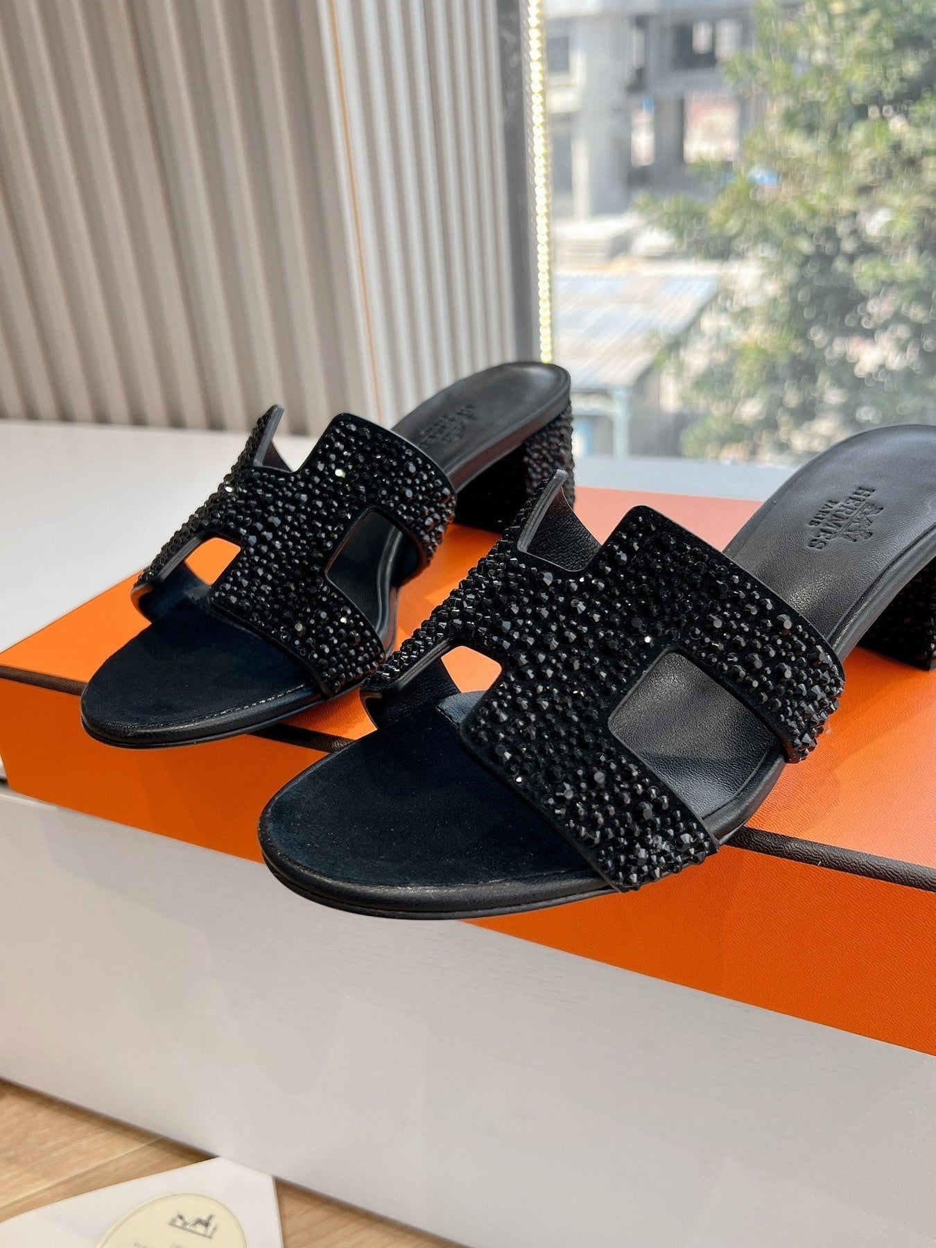 0ASIS SANDAL IN BLACK SUEDE WITH CRYSTALS