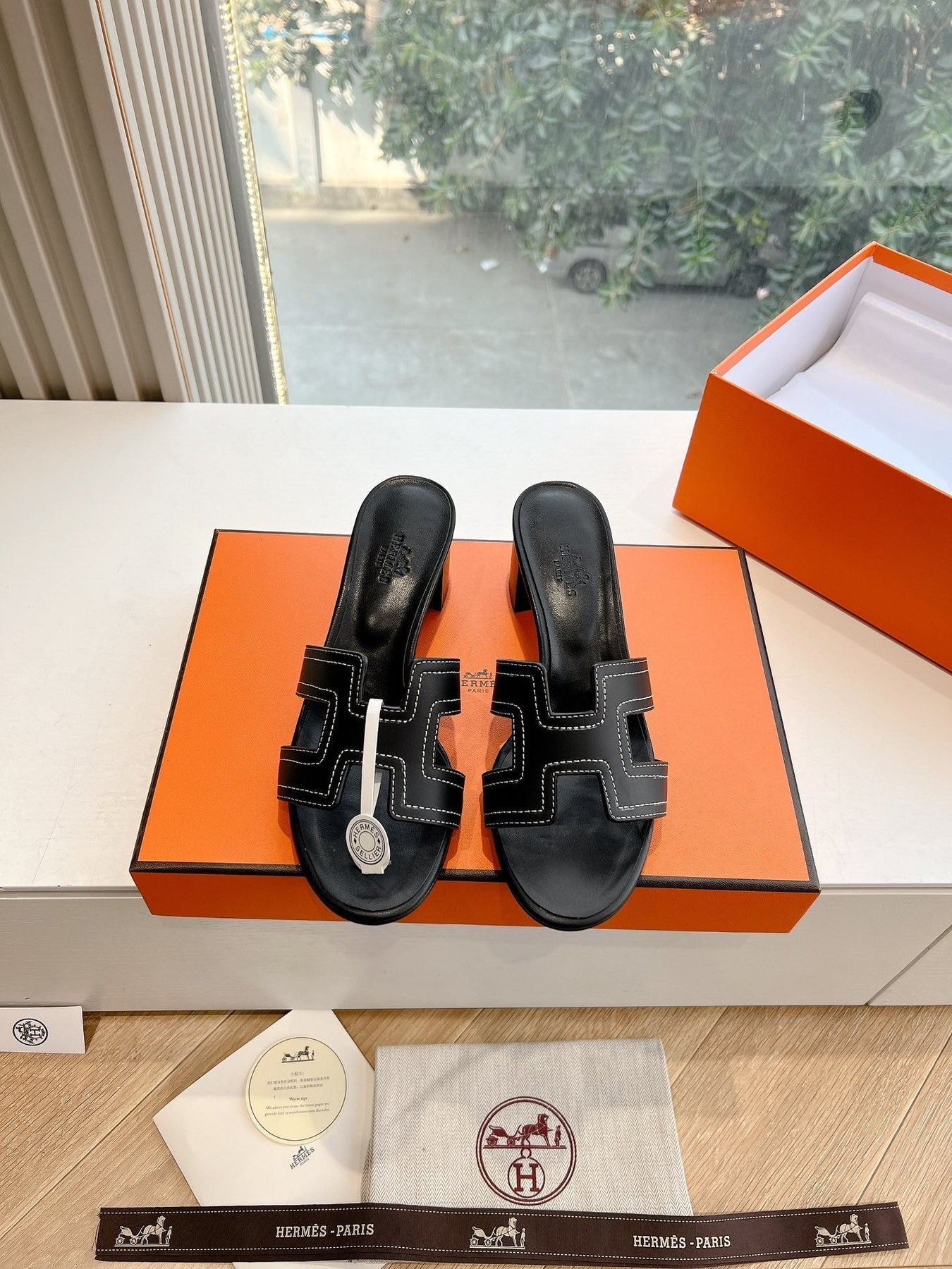 0ASIS SANDAL IN BLACK MIX WHITE CALFSKIN