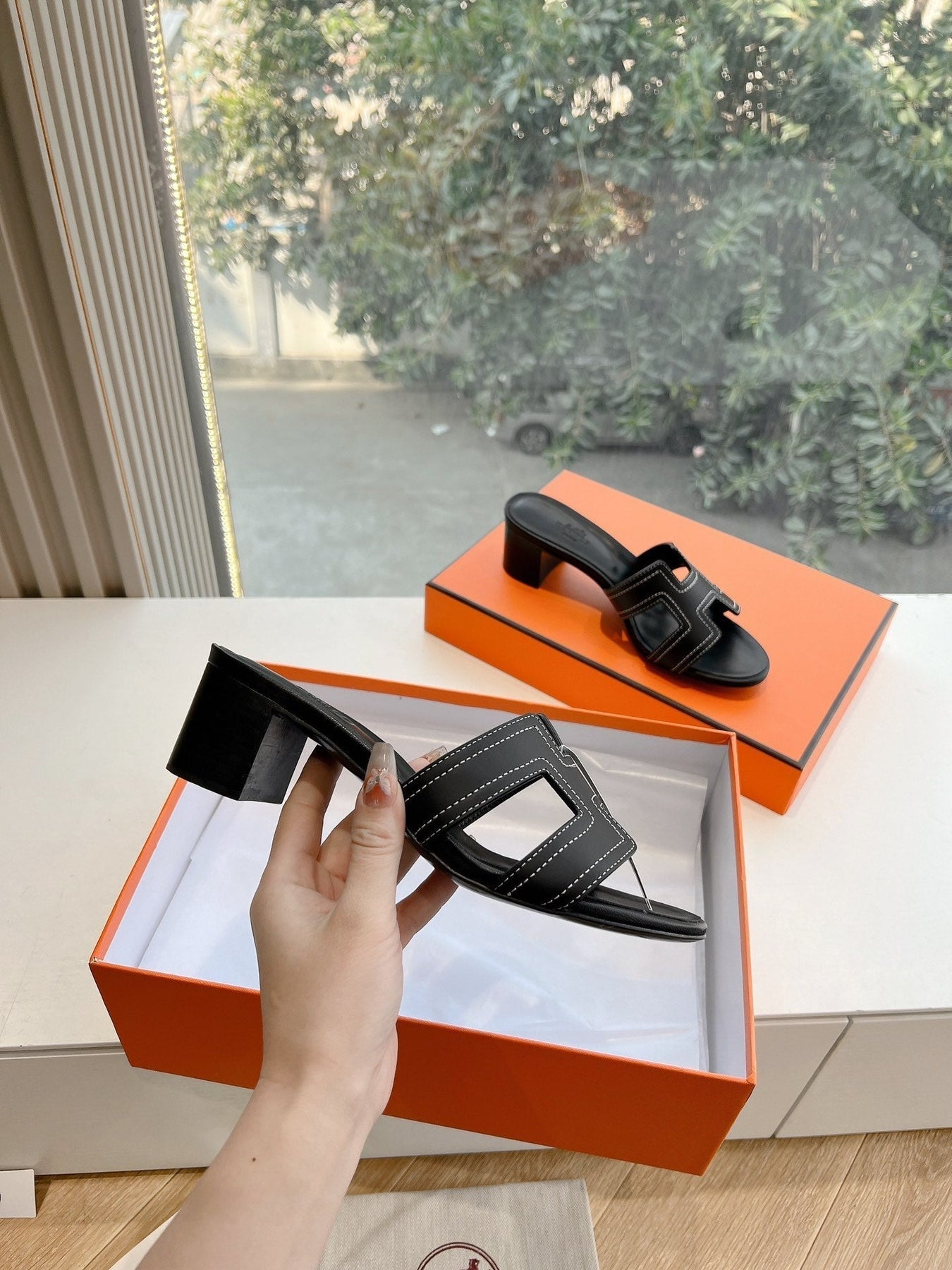 0ASIS SANDAL IN BLACK MIX WHITE CALFSKIN