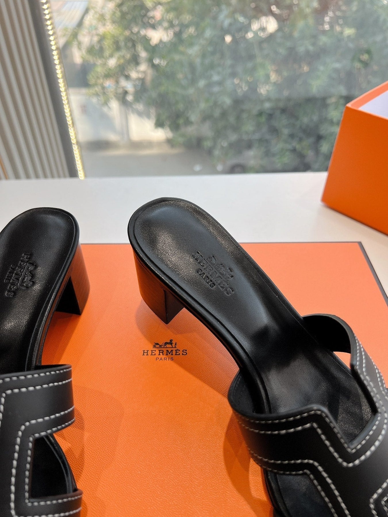 0ASIS SANDAL IN BLACK MIX WHITE CALFSKIN