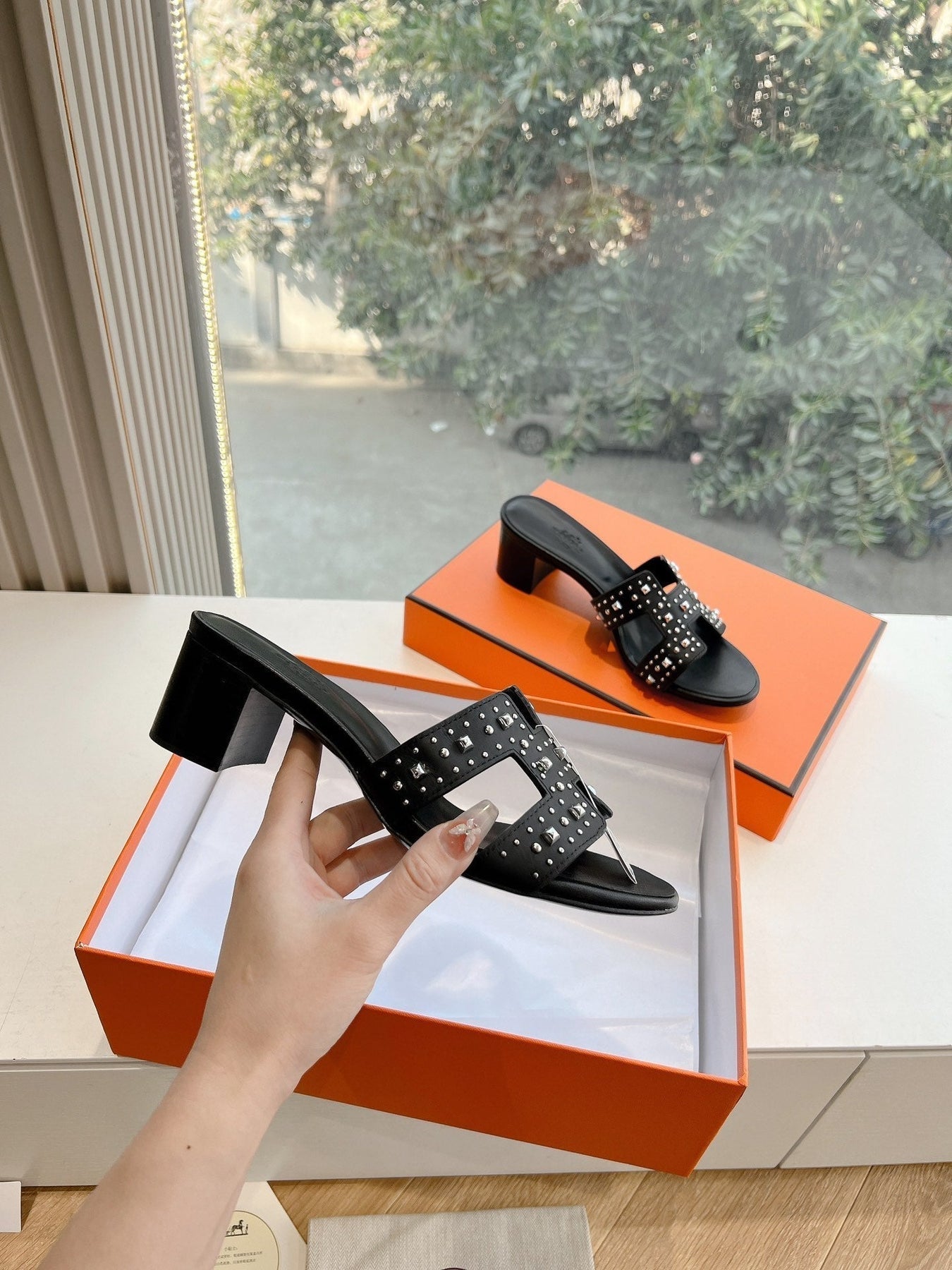 0ASIS SANDAL IN BLACK CALFSKIN WITH STUD