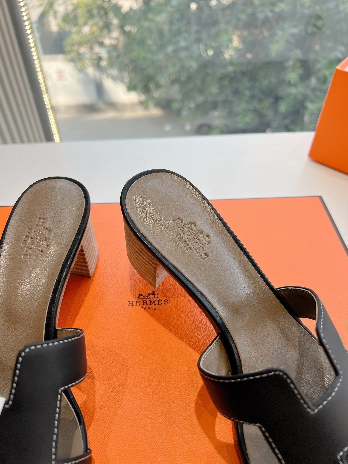 0ASIS SANDAL IN BLACK CALFSKIN