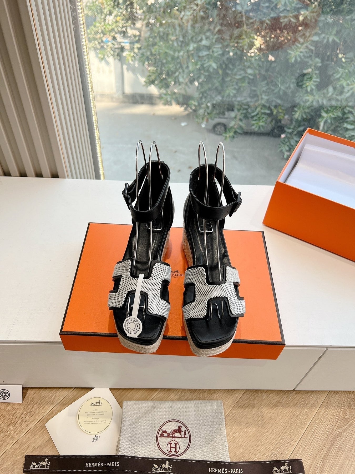 ELDA ESPADRILLE IN WHITE FABRIC AND BLACK CALFSKIN