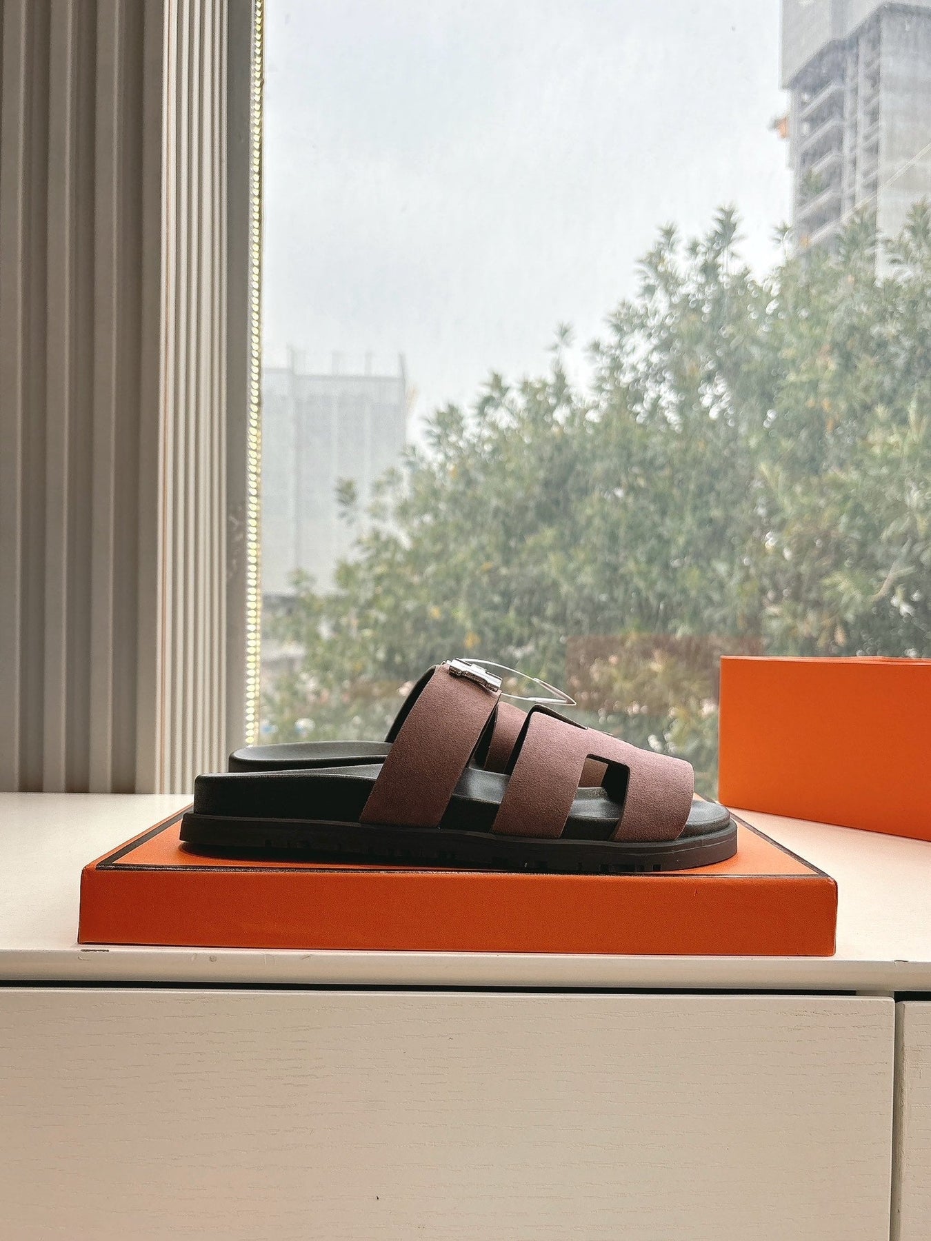 CHYPRE SANDAL IN MEDIUM BROWN SUEDE