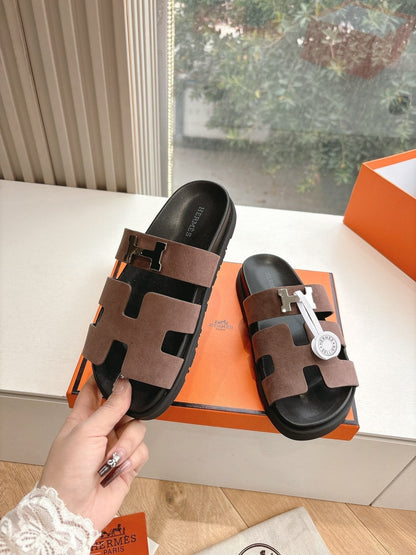 CHYPRE SANDAL IN MEDIUM BROWN SUEDE