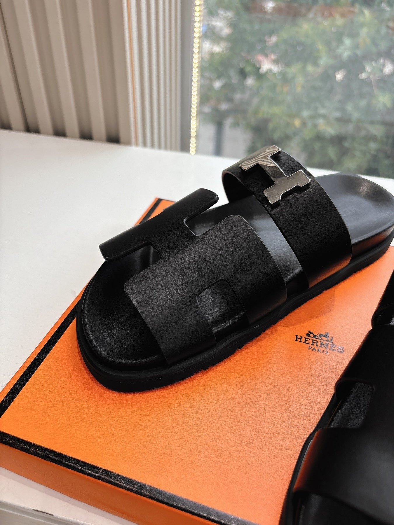 CHYPRE SANDAL IN BLACK CALFSKIN