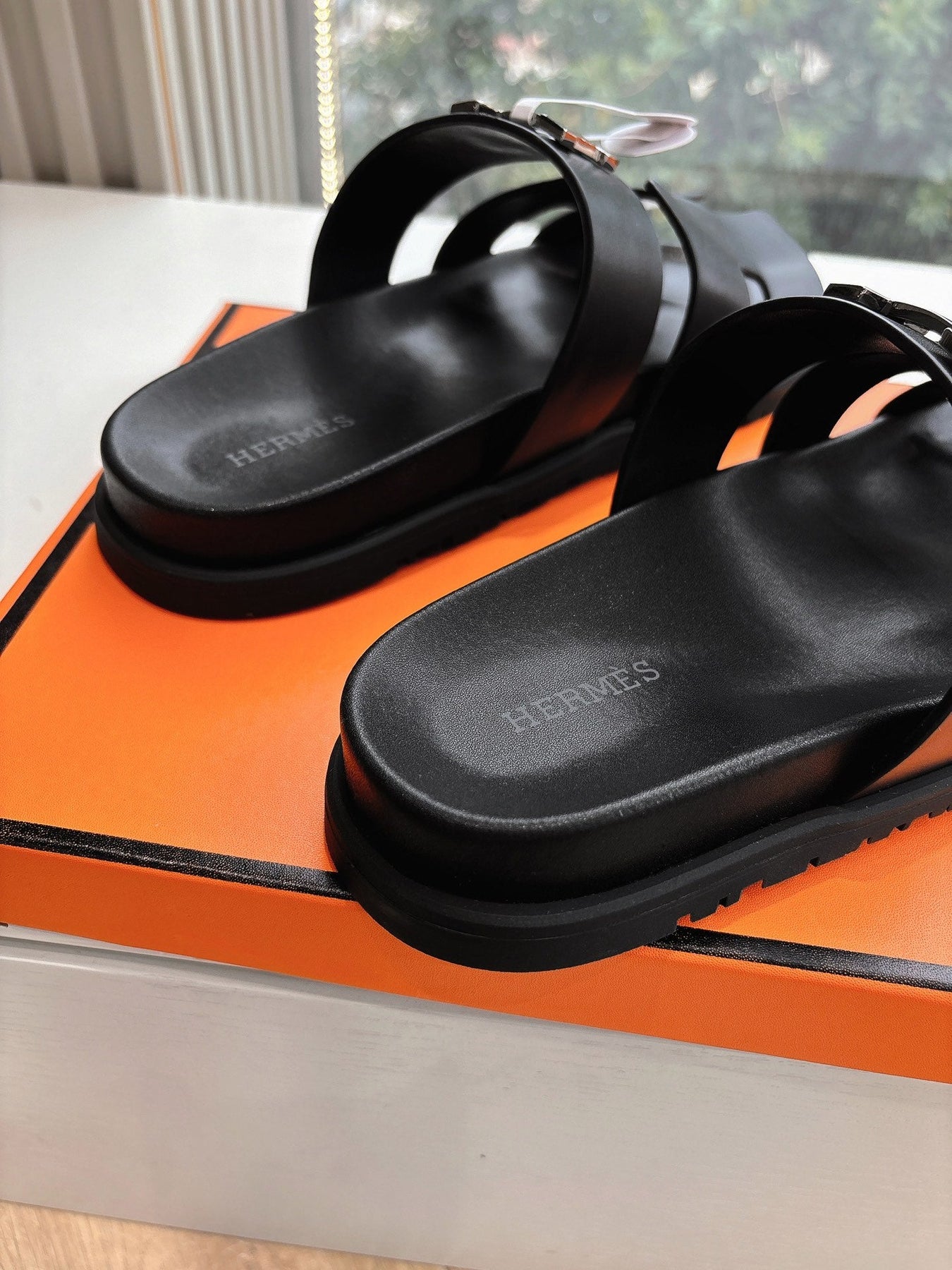 CHYPRE SANDAL IN BLACK CALFSKIN