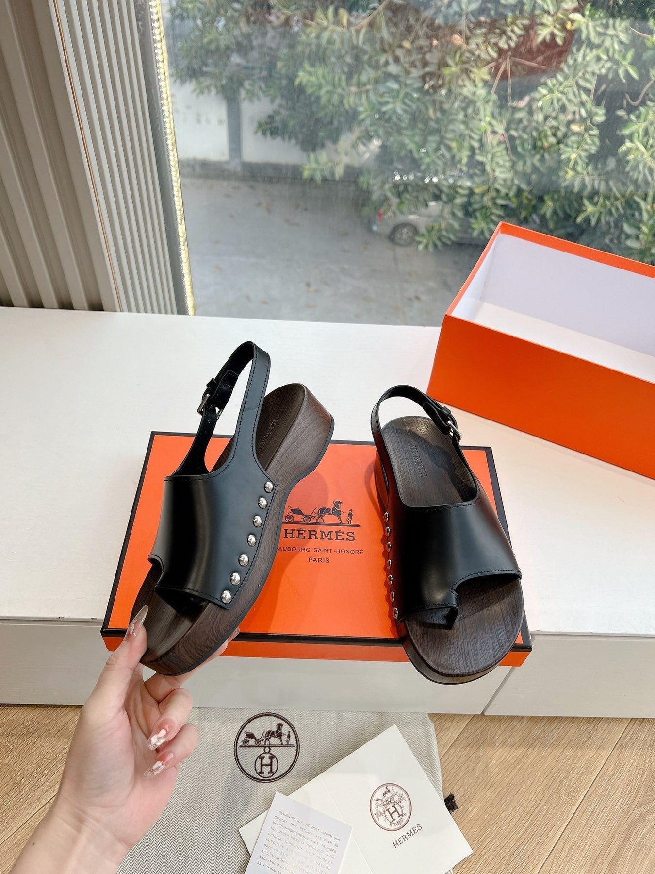 FLAT SANDAL IN BLACK CALFSKIN