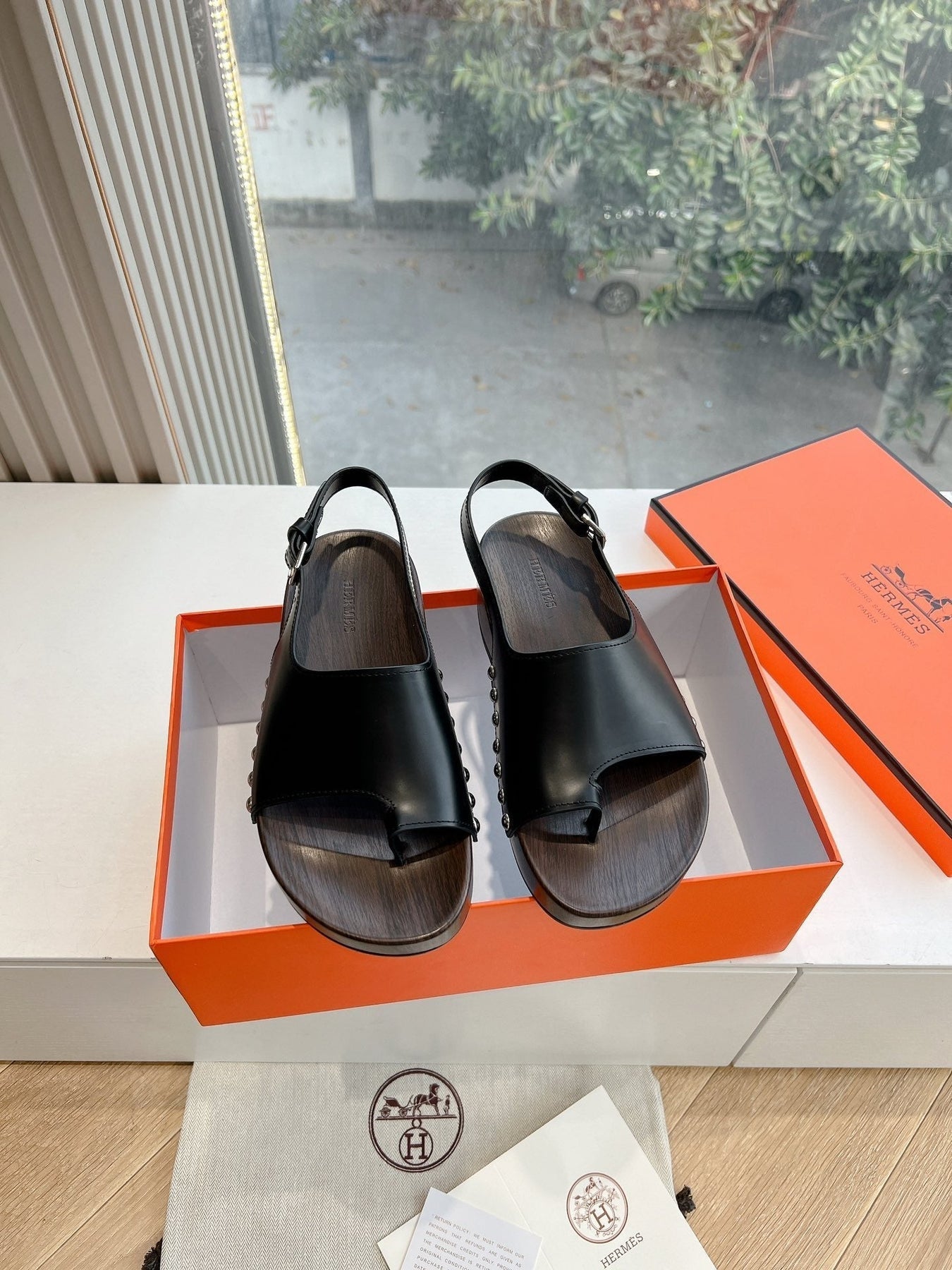 FLAT SANDAL IN BLACK CALFSKIN