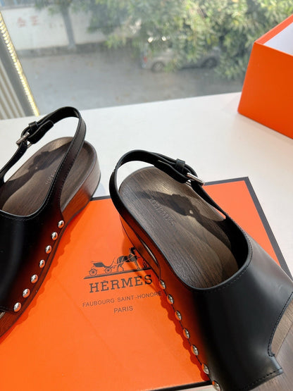 FLAT SANDAL IN BLACK CALFSKIN