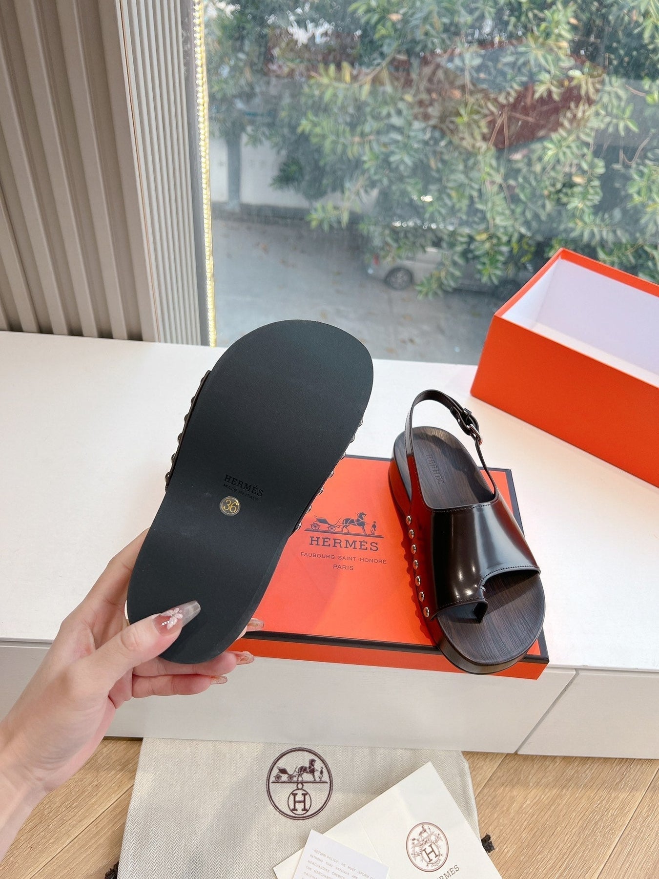 FLAT SANDAL IN BRUNETTE BROWN CALFSKIN